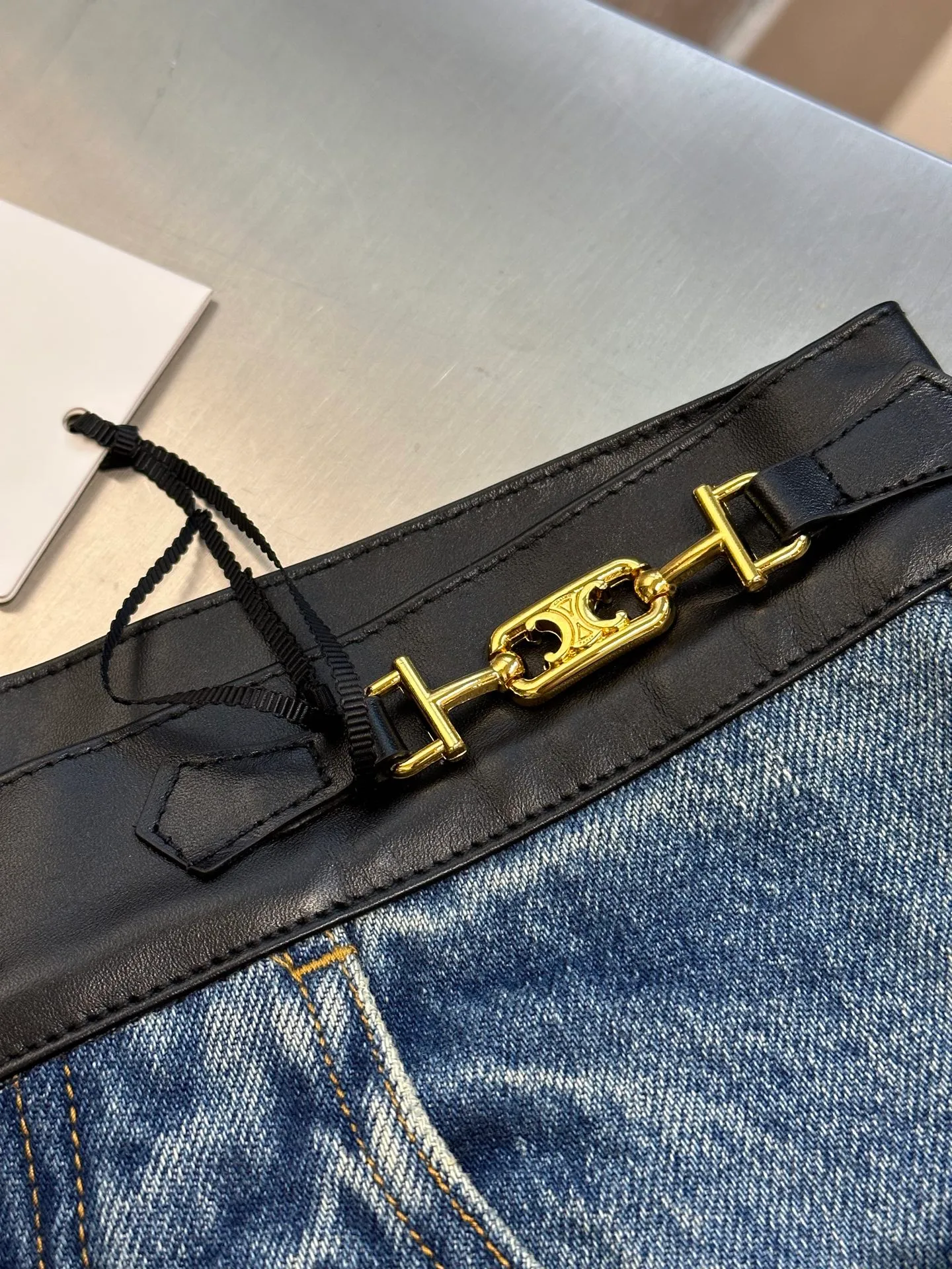 🅿️640 Celine leather-edged jeans, custom-woven and dyed Japanese denim denim fabric, 100% pure cotton yarn weaving and shipped to order. PISMO washed color with TRIOMPHE chain decoration on the waist. Leather trim size: s m l