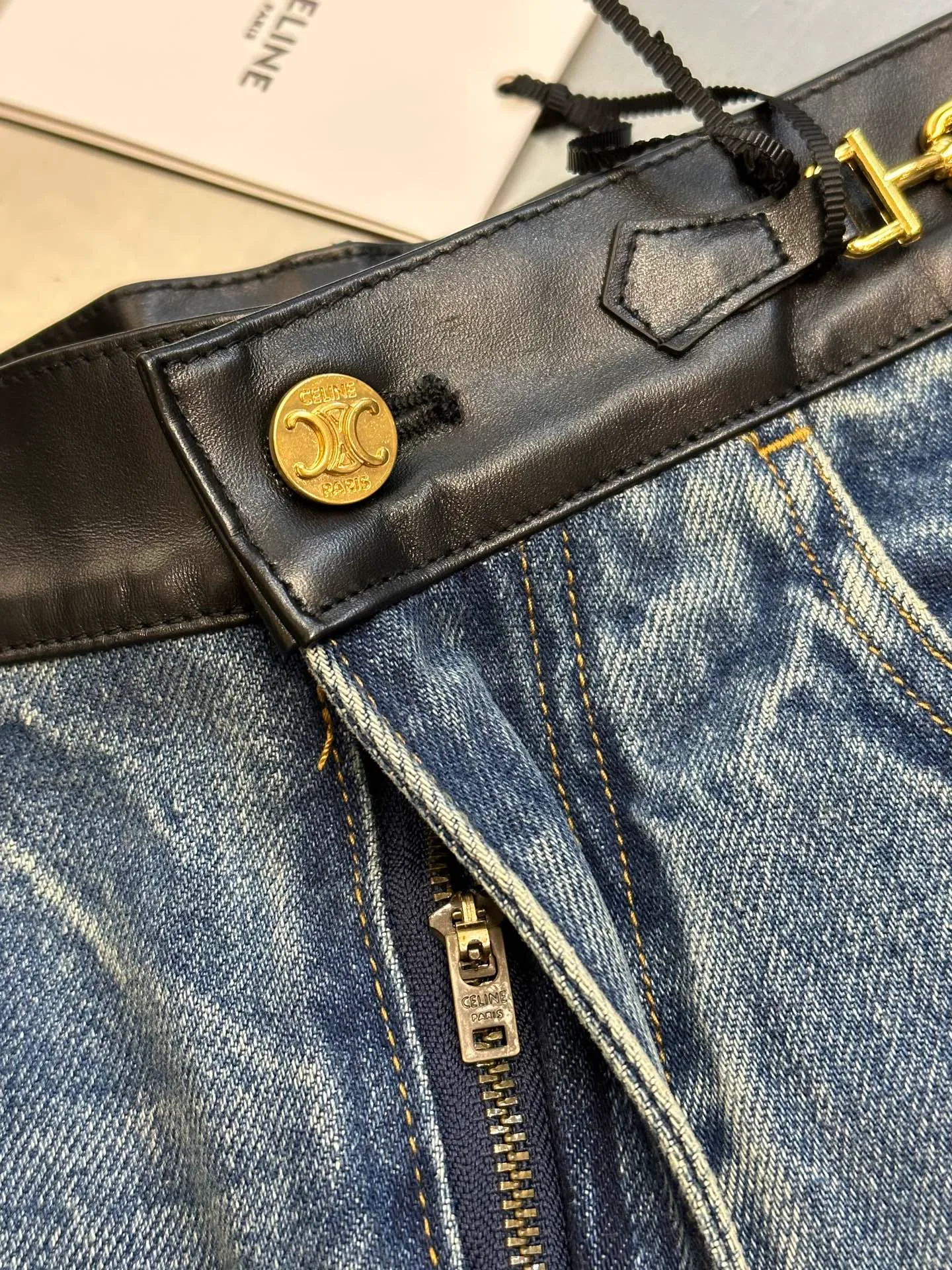 🅿️640 Celine leather-edged jeans, custom-woven and dyed Japanese denim denim fabric, 100% pure cotton yarn weaving and shipped to order. PISMO washed color with TRIOMPHE chain decoration on the waist. Leather trim size: s m l