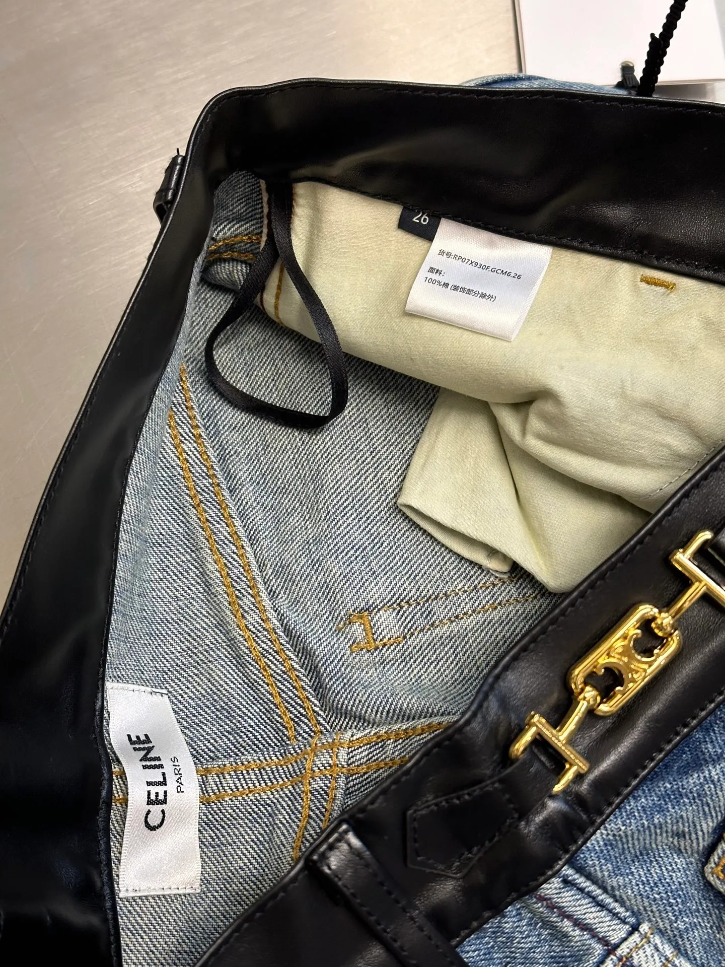 🅿️640 Celine leather-edged jeans, custom-woven and dyed Japanese denim denim fabric, 100% pure cotton yarn weaving and shipped to order. PISMO washed color with TRIOMPHE chain decoration on the waist. Leather trim size: s m l
