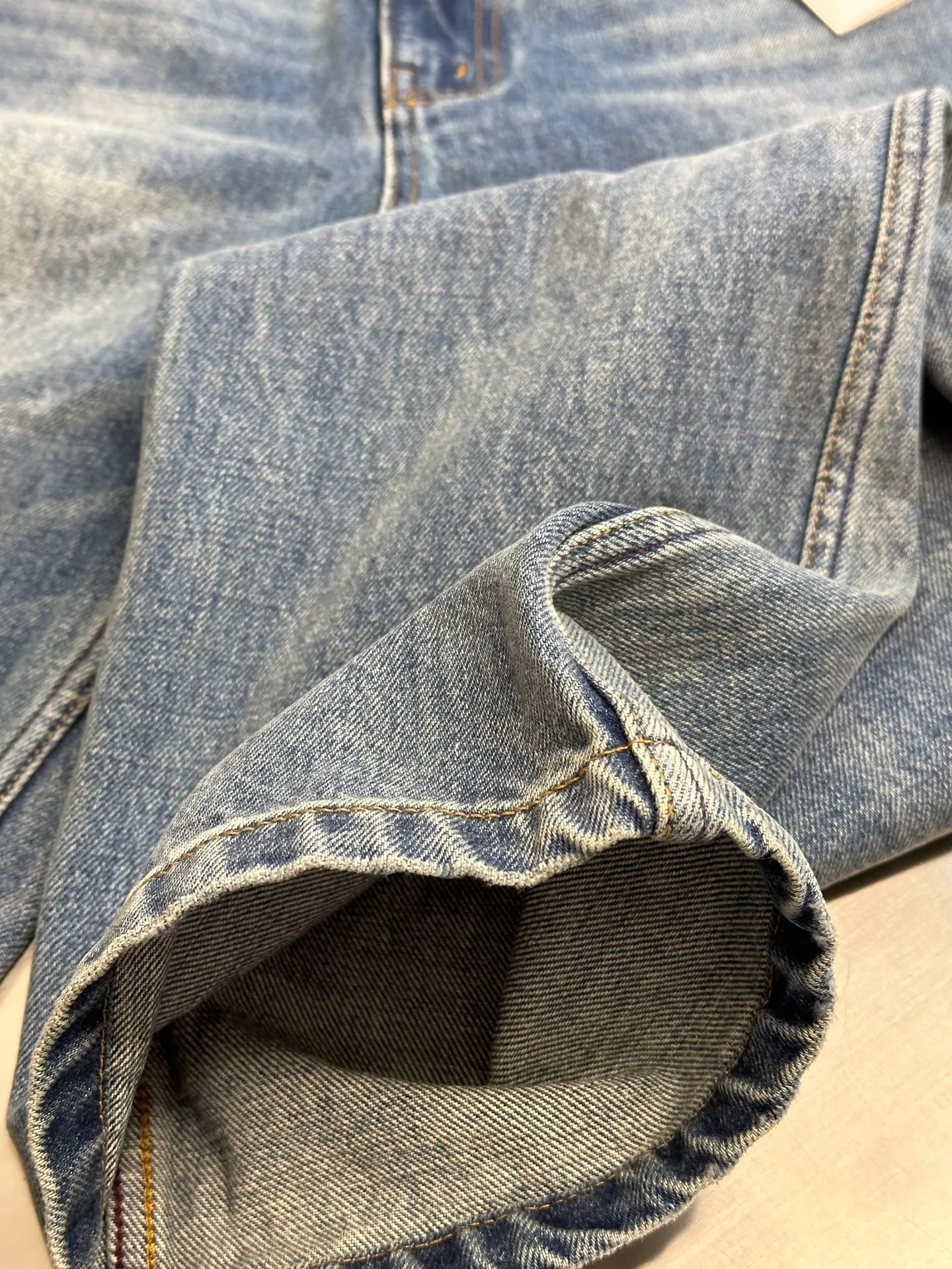 🅿️640 Celine leather-edged jeans, custom-woven and dyed Japanese denim denim fabric, 100% pure cotton yarn weaving and shipped to order. PISMO washed color with TRIOMPHE chain decoration on the waist. Leather trim size: s m l