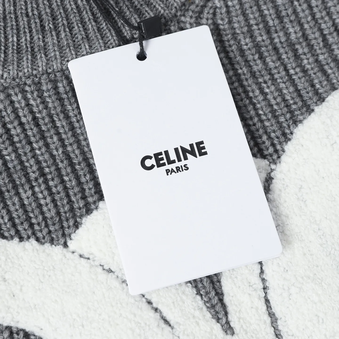 🅿️370 Celine/Celine 25Fw early autumn new Arc de Triomphe logo cardigan exclusively developed by yb! High quality production! Three-dimensional towel embroidered Arc de Triomphe heavyweight 100% imported wool yarn, the texture is invincible, come to those who know the stuff! The classic version has a lazy retro temperament, a preppy style for younger girls, and the upper body is versatile, handsome and fashionable! A must-have high-end item for Bai Fumei! The pattern doesn’t make your upper body look slimmer! Highly recommended for self-retention Color: Navy/Grey Size: S M L