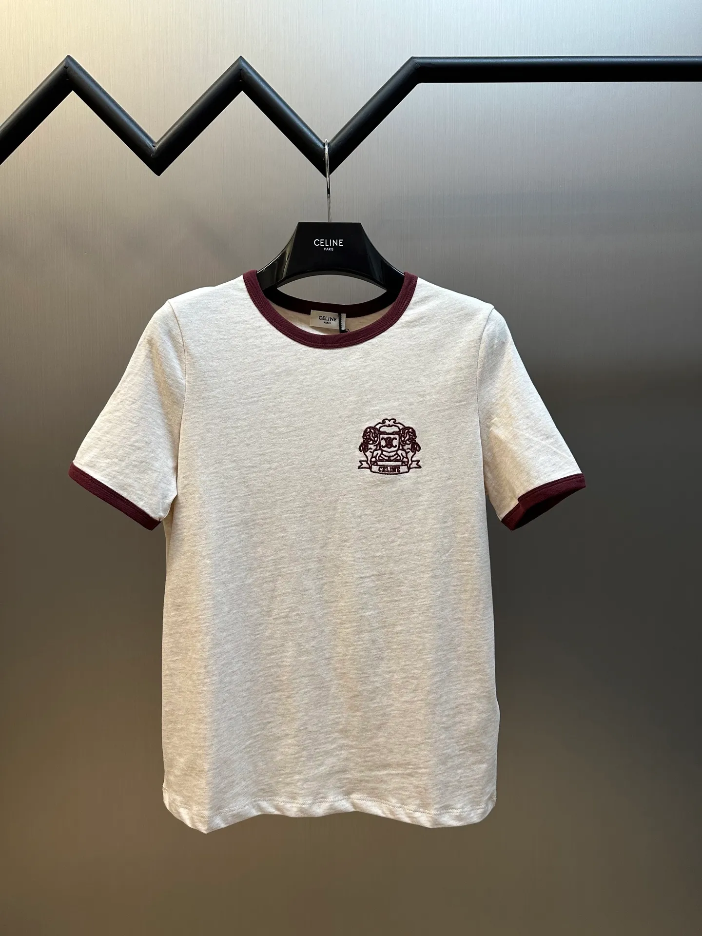 🅿️250 Celine Badge Embroidered Short Sleeves Imported cotton material, all-over solid color base with contrasting edge design on the collar and cuffs, embellished with iconic letter badge embroidery decoration on the chest size: s m l
