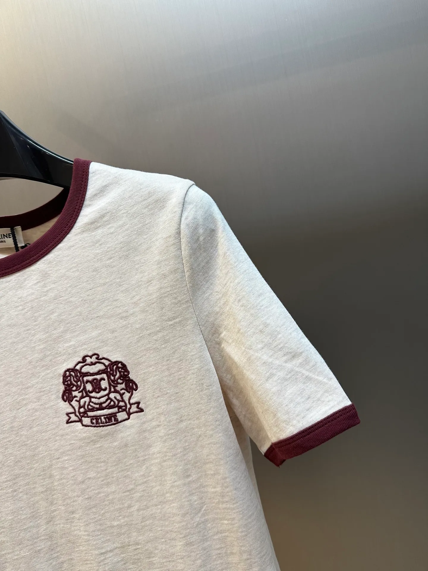 🅿️250 Celine Badge Embroidered Short Sleeves Imported cotton material, all-over solid color base with contrasting edge design on the collar and cuffs, embellished with iconic letter badge embroidery decoration on the chest size: s m l