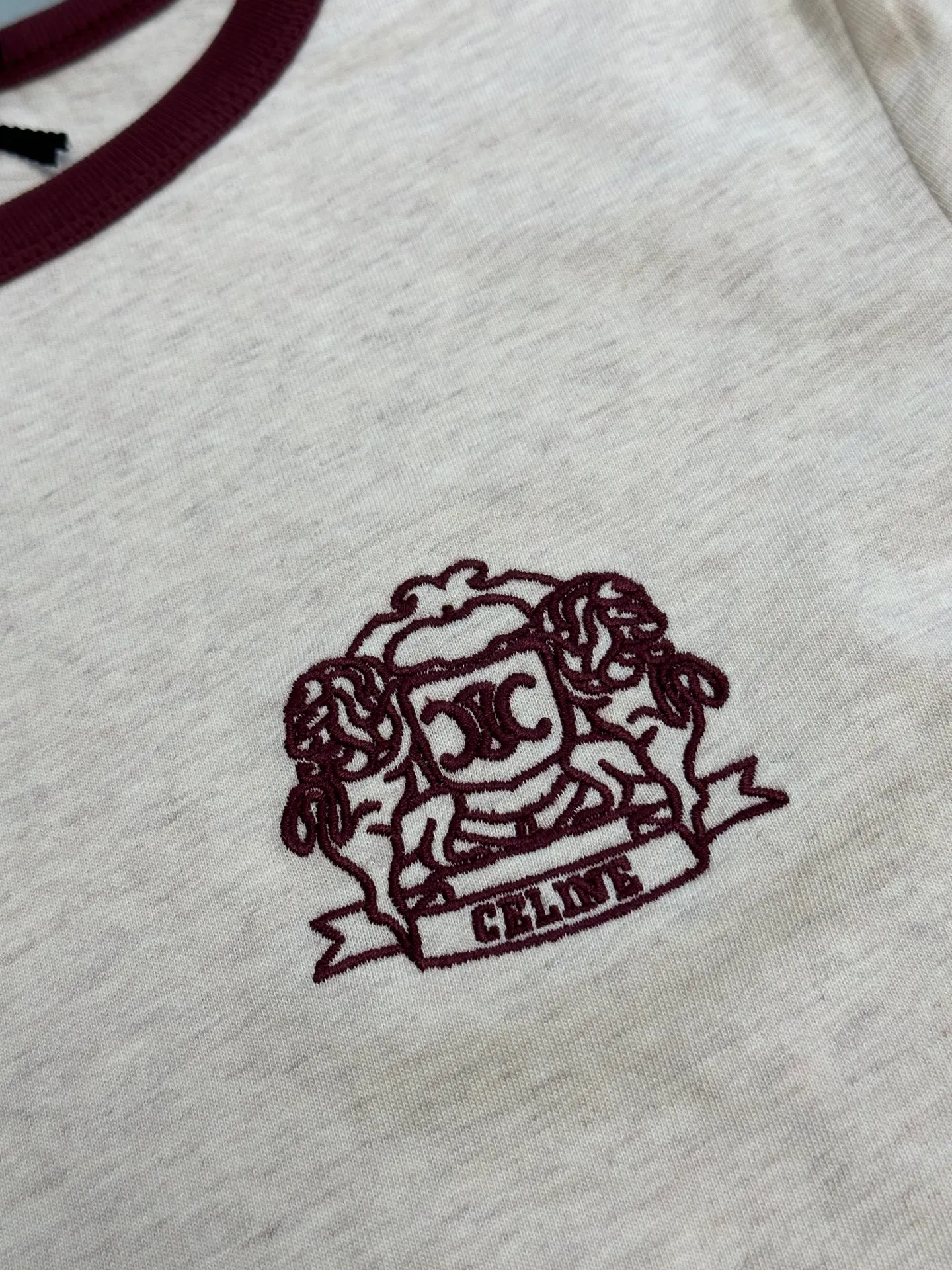 🅿️250 Celine Badge Embroidered Short Sleeves Imported cotton material, all-over solid color base with contrasting edge design on the collar and cuffs, embellished with iconic letter badge embroidery decoration on the chest size: s m l