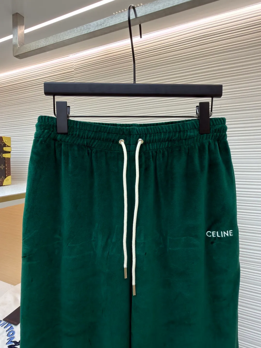 CELINE velvet letter trousers ●Original version: Purchased and developed for 9300 ●Item number: 1681639-A85 ●Fabric: velvet fabric ●Technology: Pressed production ●Color: green ●Version: fitted version ●Weight: about 480 grams ●Size: XS-S-M-L ●Description: The fabric is made of 80% cotton + 20% polyester blended plain fabric. The AB color swatch is printed according to the Y version, and the bulk fabric is ordered and dyed. The loops on the surface of the fabric are raised by a 24-pipe napping machine. After raising, the pile is suctioned and cut. The pile height is 0.3cm according to the Y version. The pile components are all 100%. It is made of 100% cotton yarn and is breathable and anti-static. It is different from the low-end version of the all-polyester fleece fabric on the market. The front panel is embroidered with a Tajima embroidery machine imported from Japan. The cotton mercerized thread is embroidered in multiple layers to create a three-dimensional small chapter flower. The bottom is equipped with a TPU film. It is manually positioned, pressed and fixed on the cut piece using a constant temperature embossing machine. The overall wiring is straight and delicate, the fabric is comfortable and soft, and the color is consistent without color difference. It can be matched with the same style to create a fashionable look and control various occasions. Customized accessories, complete with three standards, same style for men and women!