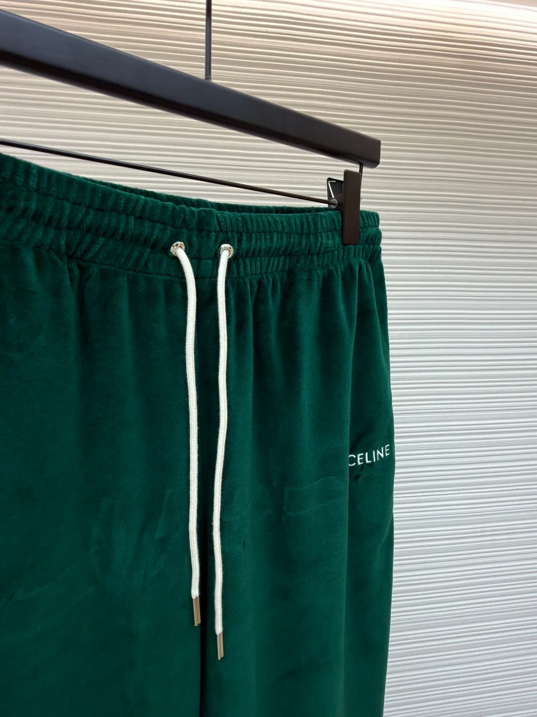 CELINE velvet letter trousers ●Original version: Purchased and developed for 9300 ●Item number: 1681639-A85 ●Fabric: velvet fabric ●Technology: Pressed production ●Color: green ●Version: fitted version ●Weight: about 480 grams ●Size: XS-S-M-L ●Description: The fabric is made of 80% cotton + 20% polyester blended plain fabric. The AB color swatch is printed according to the Y version, and the bulk fabric is ordered and dyed. The loops on the surface of the fabric are raised by a 24-pipe napping machine. After raising, the pile is suctioned and cut. The pile height is 0.3cm according to the Y version. The pile components are all 100%. It is made of 100% cotton yarn and is breathable and anti-static. It is different from the low-end version of the all-polyester fleece fabric on the market. The front panel is embroidered with a Tajima embroidery machine imported from Japan. The cotton mercerized thread is embroidered in multiple layers to create a three-dimensional small chapter flower. The bottom is equipped with a TPU film. It is manually positioned, pressed and fixed on the cut piece using a constant temperature embossing machine. The overall wiring is straight and delicate, the fabric is comfortable and soft, and the color is consistent without color difference. It can be matched with the same style to create a fashionable look and control various occasions. Customized accessories, complete with three standards, same style for men and women!