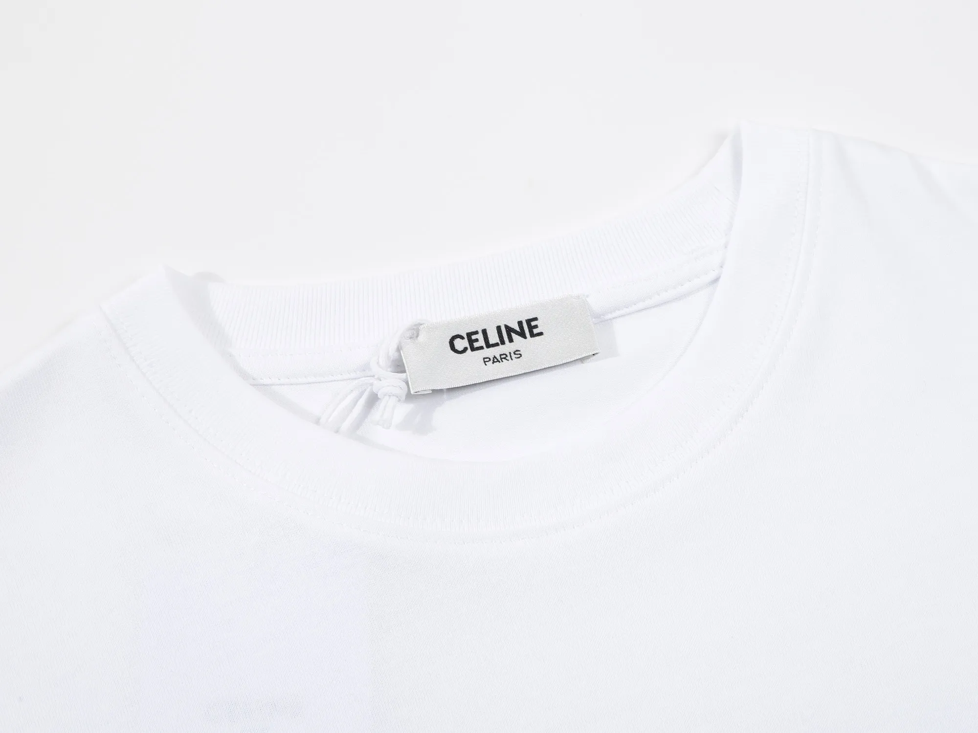 🅿️160 Celin* Celine printed letters‼ ️Short-sleeved T-shirt® *Customized 280g cotton fabric, the fabric is soft, skin-friendly and comfortable *Laminated letter logo on the front *A very simple and elegant one that is unparalleled in terms of upper body comfort, interpreting your luxury and taste, and creating your fashionable charm. ⚠️Washing method: It is recommended to dry clean or wrap the reverse side in a laundry bag and machine wash it quickly in cold water and let it dry naturally! ⚠️ Unisex style 𝐂𝐎𝐋𝐎𝐔𝐑: White Black 𝐒𝐈𝐙𝐄: S-XL