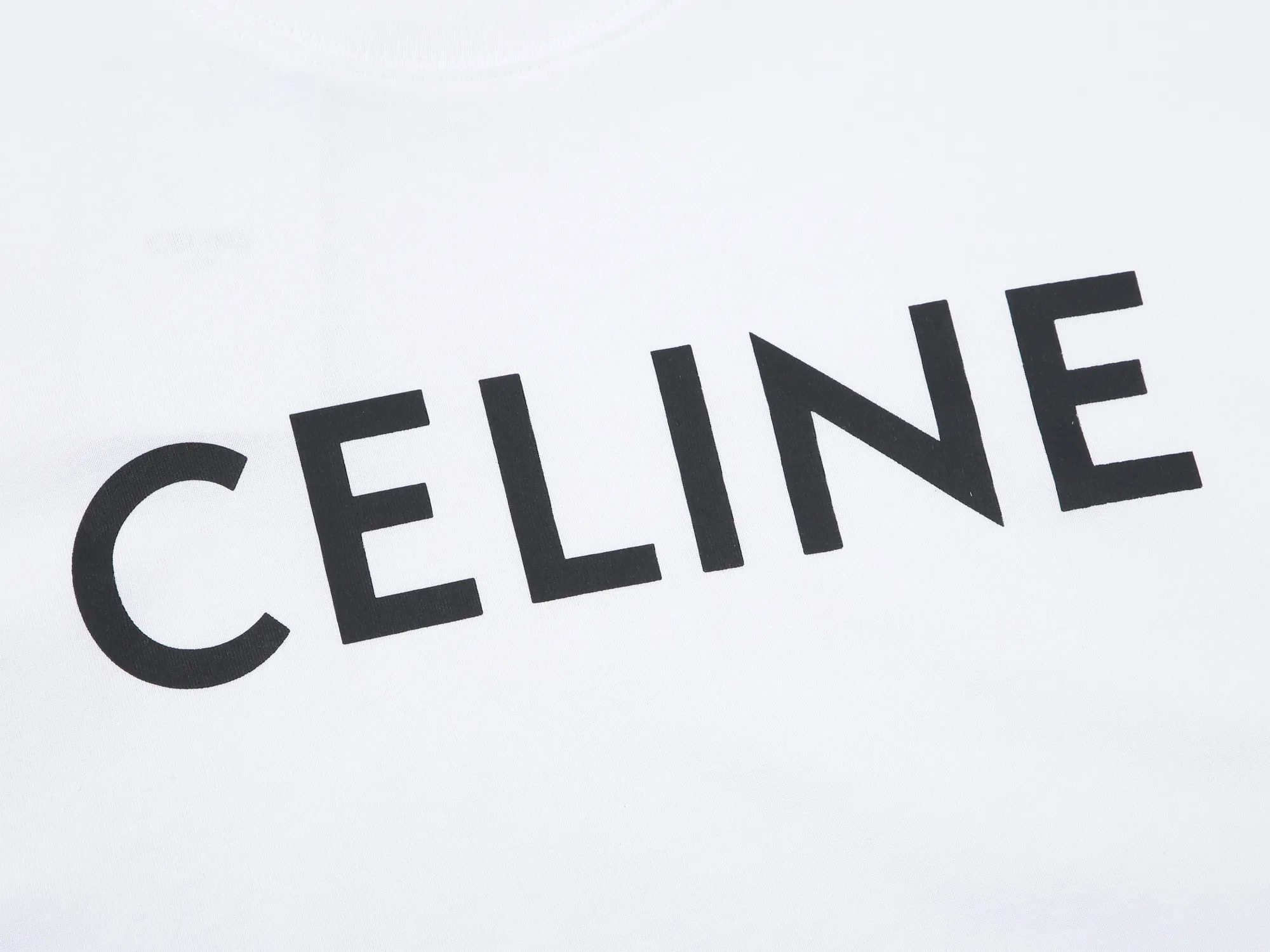 🅿️160 Celin* Celine printed letters‼ ️Short-sleeved T-shirt® *Customized 280g cotton fabric, the fabric is soft, skin-friendly and comfortable *Laminated letter logo on the front *A very simple and elegant one that is unparalleled in terms of upper body comfort, interpreting your luxury and taste, and creating your fashionable charm. ⚠️Washing method: It is recommended to dry clean or wrap the reverse side in a laundry bag and machine wash it quickly in cold water and let it dry naturally! ⚠️ Unisex style 𝐂𝐎𝐋𝐎𝐔𝐑: White Black 𝐒𝐈𝐙𝐄: S-XL