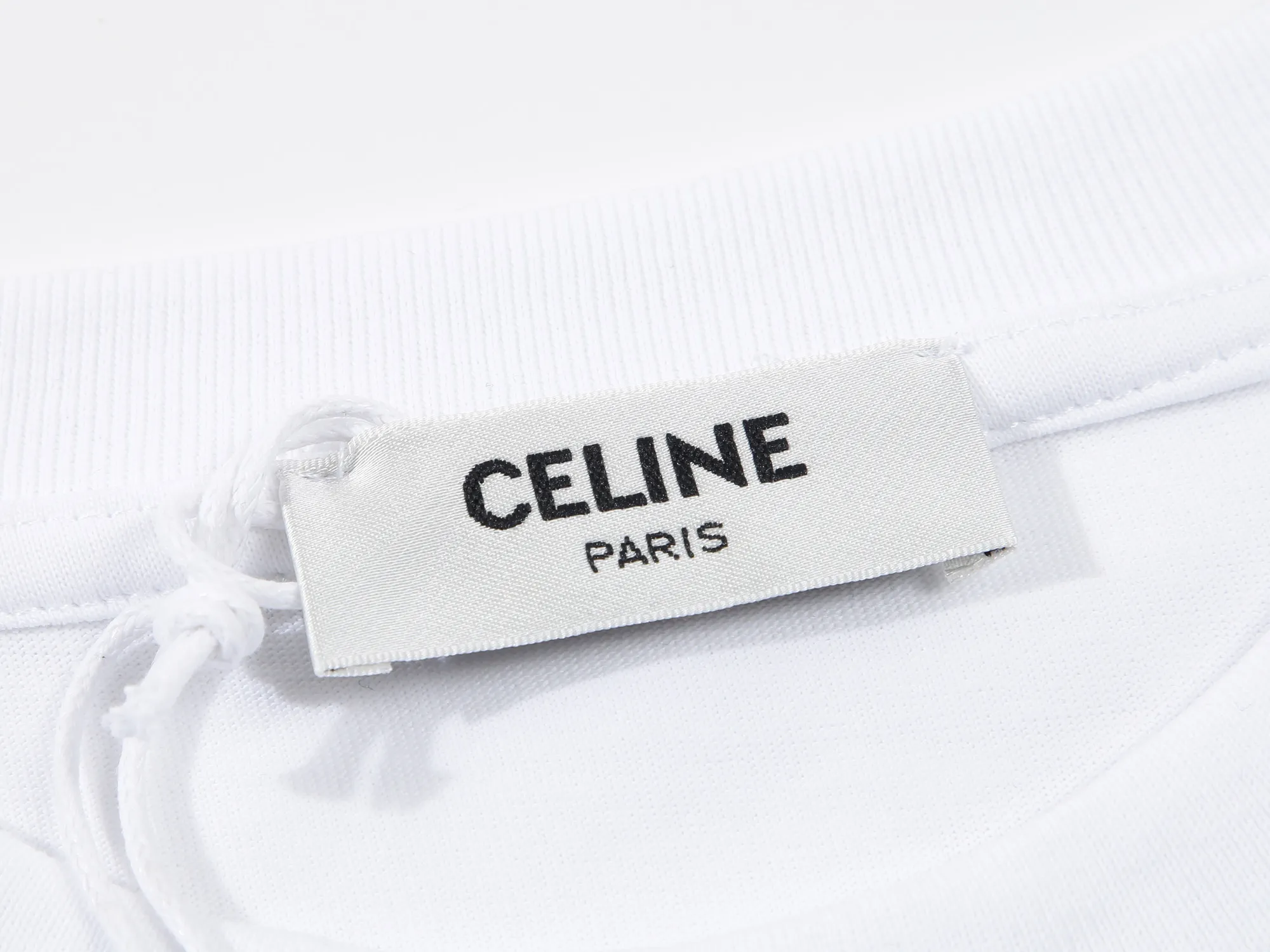 🅿️160 Celin* Celine printed letters‼ ️Short-sleeved T-shirt® *Customized 280g cotton fabric, the fabric is soft, skin-friendly and comfortable *Laminated letter logo on the front *A very simple and elegant one that is unparalleled in terms of upper body comfort, interpreting your luxury and taste, and creating your fashionable charm. ⚠️Washing method: It is recommended to dry clean or wrap the reverse side in a laundry bag and machine wash it quickly in cold water and let it dry naturally! ⚠️ Unisex style 𝐂𝐎𝐋𝐎𝐔𝐑: White Black 𝐒𝐈𝐙𝐄: S-XL