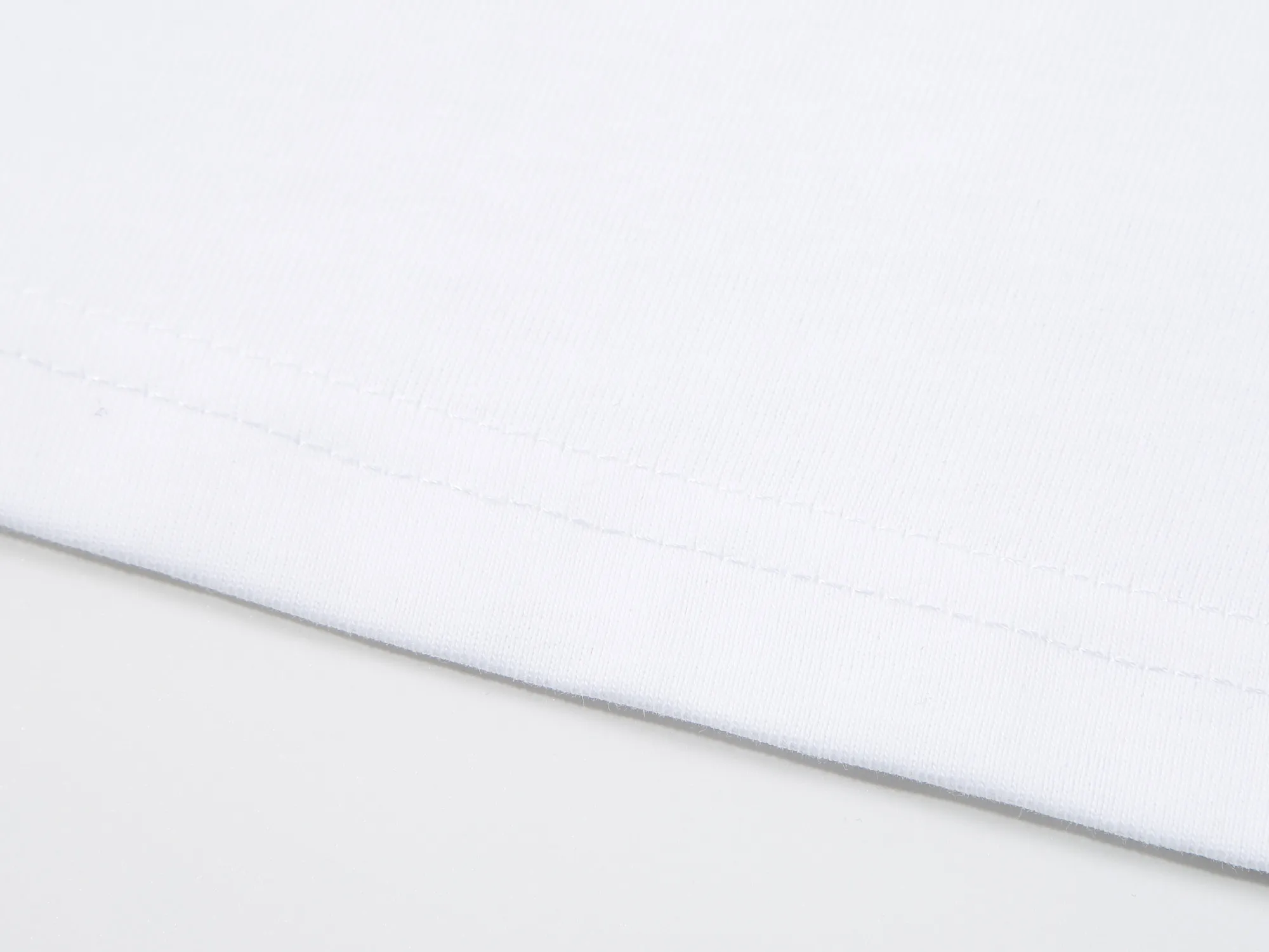 🅿️160 Celin* Celine printed letters‼ ️Short-sleeved T-shirt® *Customized 280g cotton fabric, the fabric is soft, skin-friendly and comfortable *Laminated letter logo on the front *A very simple and elegant one that is unparalleled in terms of upper body comfort, interpreting your luxury and taste, and creating your fashionable charm. ⚠️Washing method: It is recommended to dry clean or wrap the reverse side in a laundry bag and machine wash it quickly in cold water and let it dry naturally! ⚠️ Unisex style 𝐂𝐎𝐋𝐎𝐔𝐑: White Black 𝐒𝐈𝐙𝐄: S-XL