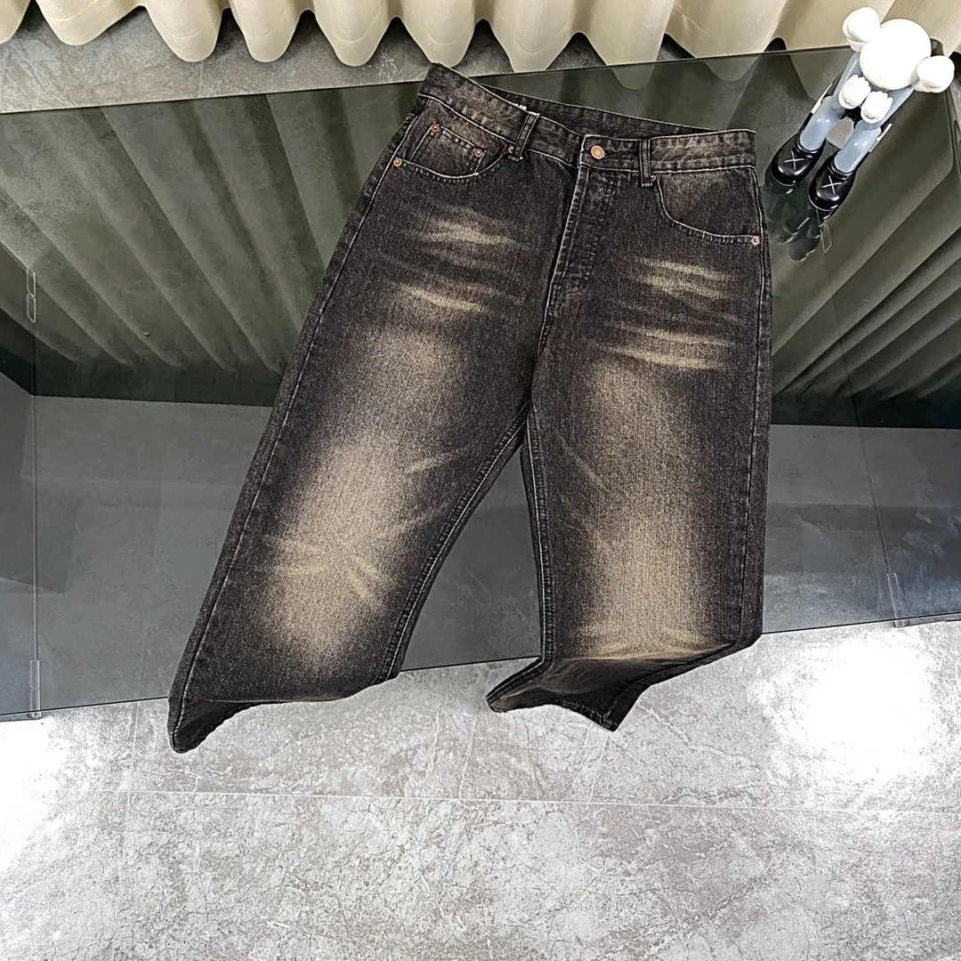 🅿️260 2024 new spring [new arrival] Celine/Celine 24FW | Simple classic plain washed straight jeans- Custom-woven 13.5-inch twill denim fabric is first hand-rubbed in specific areas to achieve a natural wrinkle effect, and then specific tools are used to draw the texture. The whole strip of horse scanned spray technology uses the washing process to make the color of the entire pair of jeans produce a natural fading effect in parts. The jeans are then put into the washing equipment for stripping and stone grinding. And bleached to show a uniform fading effect. The dye is sprayed on the entire denim fabric through a high-pressure pump to achieve the same color tone as the original. The broken edge technology is used at the holes, and the edges are rubbed through physical wear to achieve a natural bad edge effect. The fiber hairiness and color difference are removed through the combination of high-temperature steam and frosted paper. It gives jeans a unique effect and fits the same style for men and women Color: black Size: 28 30 32 34 Corresponding sizes s-xl