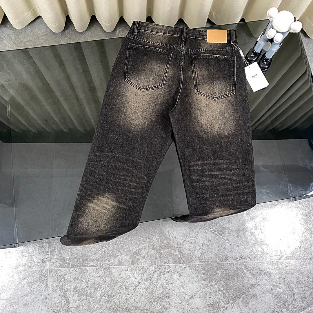 🅿️260 2024 new spring [new arrival] Celine/Celine 24FW | Simple classic plain washed straight jeans- Custom-woven 13.5-inch twill denim fabric is first hand-rubbed in specific areas to achieve a natural wrinkle effect, and then specific tools are used to draw the texture. The whole strip of horse scanned spray technology uses the washing process to make the color of the entire pair of jeans produce a natural fading effect in parts. The jeans are then put into the washing equipment for stripping and stone grinding. And bleached to show a uniform fading effect. The dye is sprayed on the entire denim fabric through a high-pressure pump to achieve the same color tone as the original. The broken edge technology is used at the holes, and the edges are rubbed through physical wear to achieve a natural bad edge effect. The fiber hairiness and color difference are removed through the combination of high-temperature steam and frosted paper. It gives jeans a unique effect and fits the same style for men and women Color: black Size: 28 30 32 34 Corresponding sizes s-xl