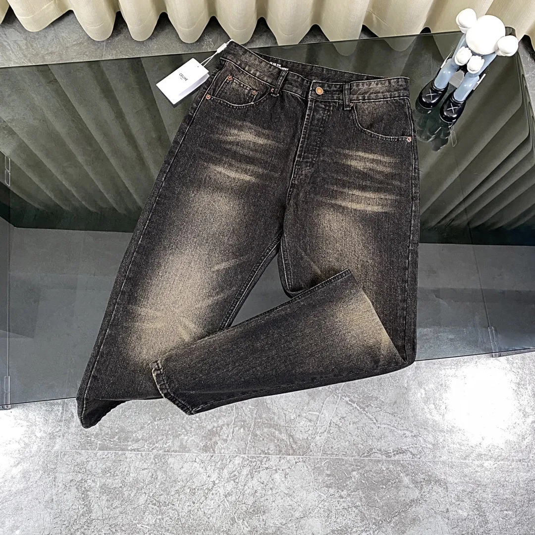 🅿️260 2024 new spring [new arrival] Celine/Celine 24FW | Simple classic plain washed straight jeans- Custom-woven 13.5-inch twill denim fabric is first hand-rubbed in specific areas to achieve a natural wrinkle effect, and then specific tools are used to draw the texture. The whole strip of horse scanned spray technology uses the washing process to make the color of the entire pair of jeans produce a natural fading effect in parts. The jeans are then put into the washing equipment for stripping and stone grinding. And bleached to show a uniform fading effect. The dye is sprayed on the entire denim fabric through a high-pressure pump to achieve the same color tone as the original. The broken edge technology is used at the holes, and the edges are rubbed through physical wear to achieve a natural bad edge effect. The fiber hairiness and color difference are removed through the combination of high-temperature steam and frosted paper. It gives jeans a unique effect and fits the same style for men and women Color: black Size: 28 30 32 34 Corresponding sizes s-xl