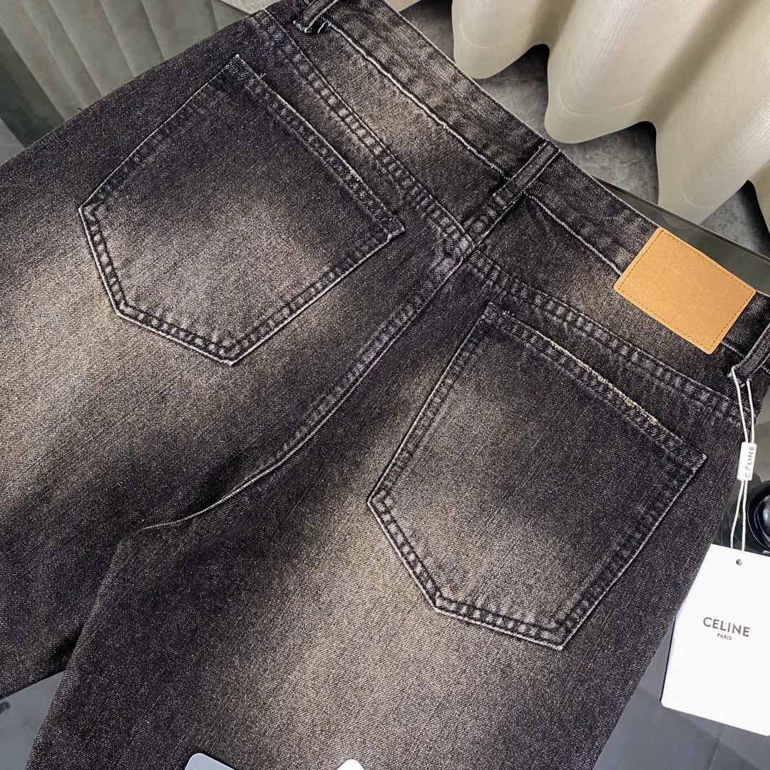 🅿️260 2024 new spring [new arrival] Celine/Celine 24FW | Simple classic plain washed straight jeans- Custom-woven 13.5-inch twill denim fabric is first hand-rubbed in specific areas to achieve a natural wrinkle effect, and then specific tools are used to draw the texture. The whole strip of horse scanned spray technology uses the washing process to make the color of the entire pair of jeans produce a natural fading effect in parts. The jeans are then put into the washing equipment for stripping and stone grinding. And bleached to show a uniform fading effect. The dye is sprayed on the entire denim fabric through a high-pressure pump to achieve the same color tone as the original. The broken edge technology is used at the holes, and the edges are rubbed through physical wear to achieve a natural bad edge effect. The fiber hairiness and color difference are removed through the combination of high-temperature steam and frosted paper. It gives jeans a unique effect and fits the same style for men and women Color: black Size: 28 30 32 34 Corresponding sizes s-xl