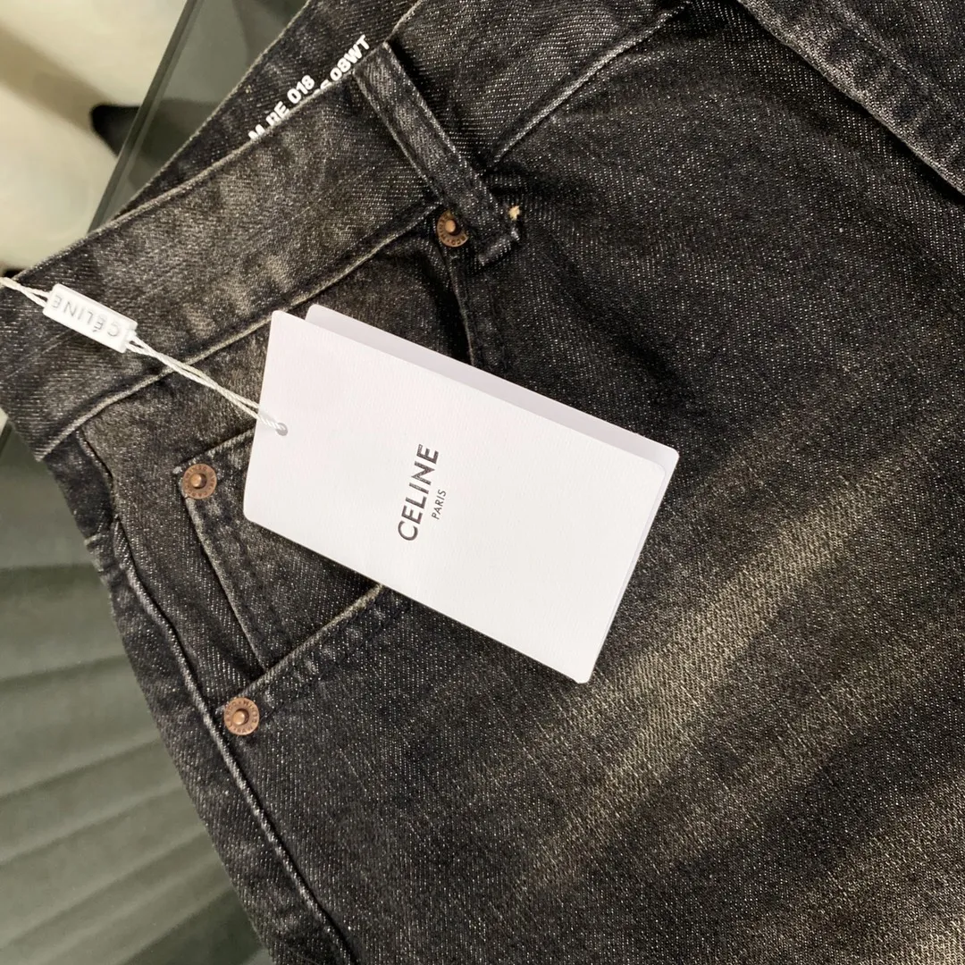 🅿️260 2024 new spring [new arrival] Celine/Celine 24FW | Simple classic plain washed straight jeans- Custom-woven 13.5-inch twill denim fabric is first hand-rubbed in specific areas to achieve a natural wrinkle effect, and then specific tools are used to draw the texture. The whole strip of horse scanned spray technology uses the washing process to make the color of the entire pair of jeans produce a natural fading effect in parts. The jeans are then put into the washing equipment for stripping and stone grinding. And bleached to show a uniform fading effect. The dye is sprayed on the entire denim fabric through a high-pressure pump to achieve the same color tone as the original. The broken edge technology is used at the holes, and the edges are rubbed through physical wear to achieve a natural bad edge effect. The fiber hairiness and color difference are removed through the combination of high-temperature steam and frosted paper. It gives jeans a unique effect and fits the same style for men and women Color: black Size: 28 30 32 34 Corresponding sizes s-xl