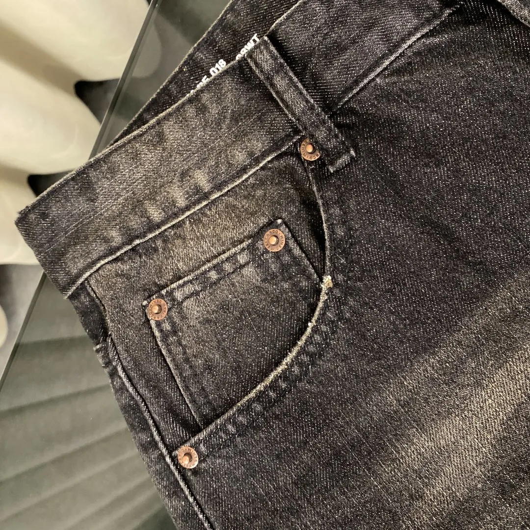 🅿️260 2024 new spring [new arrival] Celine/Celine 24FW | Simple classic plain washed straight jeans- Custom-woven 13.5-inch twill denim fabric is first hand-rubbed in specific areas to achieve a natural wrinkle effect, and then specific tools are used to draw the texture. The whole strip of horse scanned spray technology uses the washing process to make the color of the entire pair of jeans produce a natural fading effect in parts. The jeans are then put into the washing equipment for stripping and stone grinding. And bleached to show a uniform fading effect. The dye is sprayed on the entire denim fabric through a high-pressure pump to achieve the same color tone as the original. The broken edge technology is used at the holes, and the edges are rubbed through physical wear to achieve a natural bad edge effect. The fiber hairiness and color difference are removed through the combination of high-temperature steam and frosted paper. It gives jeans a unique effect and fits the same style for men and women Color: black Size: 28 30 32 34 Corresponding sizes s-xl