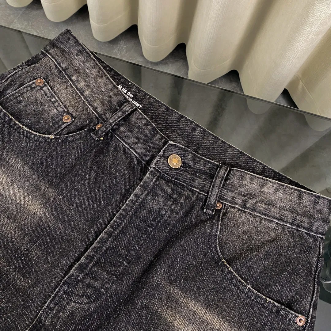 🅿️260 2024 new spring [new arrival] Celine/Celine 24FW | Simple classic plain washed straight jeans- Custom-woven 13.5-inch twill denim fabric is first hand-rubbed in specific areas to achieve a natural wrinkle effect, and then specific tools are used to draw the texture. The whole strip of horse scanned spray technology uses the washing process to make the color of the entire pair of jeans produce a natural fading effect in parts. The jeans are then put into the washing equipment for stripping and stone grinding. And bleached to show a uniform fading effect. The dye is sprayed on the entire denim fabric through a high-pressure pump to achieve the same color tone as the original. The broken edge technology is used at the holes, and the edges are rubbed through physical wear to achieve a natural bad edge effect. The fiber hairiness and color difference are removed through the combination of high-temperature steam and frosted paper. It gives jeans a unique effect and fits the same style for men and women Color: black Size: 28 30 32 34 Corresponding sizes s-xl