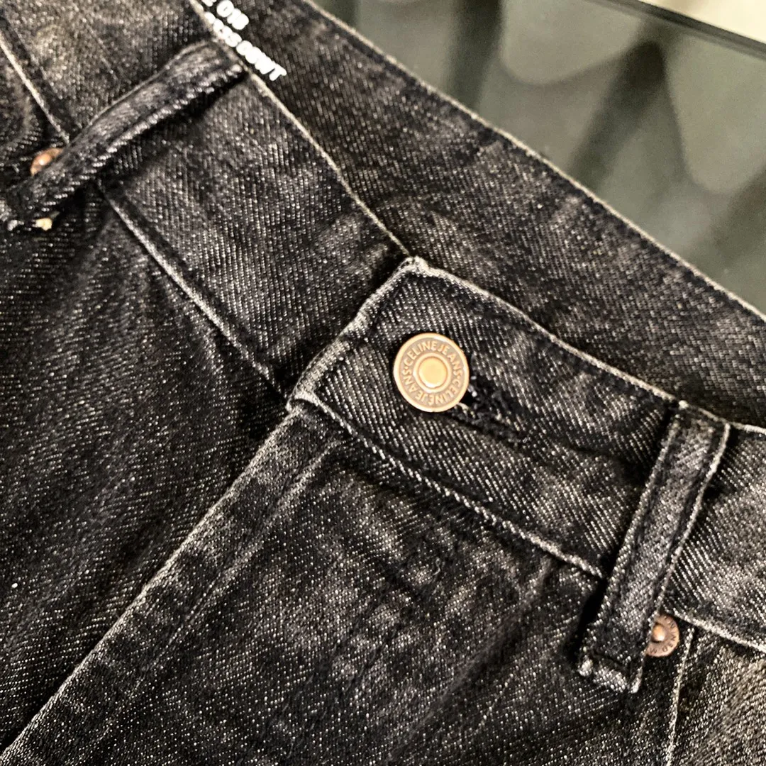 🅿️260 2024 new spring [new arrival] Celine/Celine 24FW | Simple classic plain washed straight jeans- Custom-woven 13.5-inch twill denim fabric is first hand-rubbed in specific areas to achieve a natural wrinkle effect, and then specific tools are used to draw the texture. The whole strip of horse scanned spray technology uses the washing process to make the color of the entire pair of jeans produce a natural fading effect in parts. The jeans are then put into the washing equipment for stripping and stone grinding. And bleached to show a uniform fading effect. The dye is sprayed on the entire denim fabric through a high-pressure pump to achieve the same color tone as the original. The broken edge technology is used at the holes, and the edges are rubbed through physical wear to achieve a natural bad edge effect. The fiber hairiness and color difference are removed through the combination of high-temperature steam and frosted paper. It gives jeans a unique effect and fits the same style for men and women Color: black Size: 28 30 32 34 Corresponding sizes s-xl