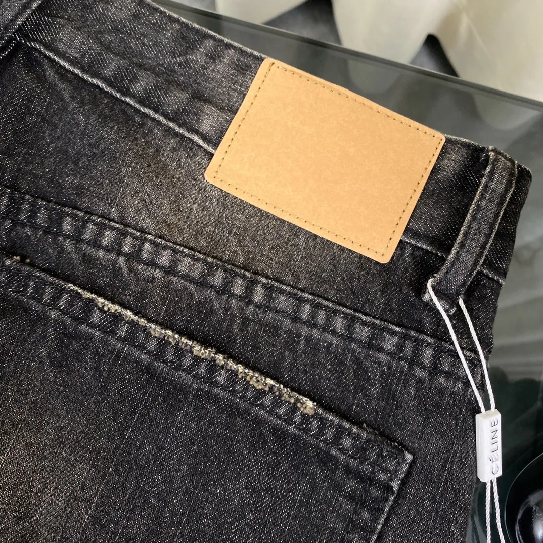 🅿️260 2024 new spring [new arrival] Celine/Celine 24FW | Simple classic plain washed straight jeans- Custom-woven 13.5-inch twill denim fabric is first hand-rubbed in specific areas to achieve a natural wrinkle effect, and then specific tools are used to draw the texture. The whole strip of horse scanned spray technology uses the washing process to make the color of the entire pair of jeans produce a natural fading effect in parts. The jeans are then put into the washing equipment for stripping and stone grinding. And bleached to show a uniform fading effect. The dye is sprayed on the entire denim fabric through a high-pressure pump to achieve the same color tone as the original. The broken edge technology is used at the holes, and the edges are rubbed through physical wear to achieve a natural bad edge effect. The fiber hairiness and color difference are removed through the combination of high-temperature steam and frosted paper. It gives jeans a unique effect and fits the same style for men and women Color: black Size: 28 30 32 34 Corresponding sizes s-xl
