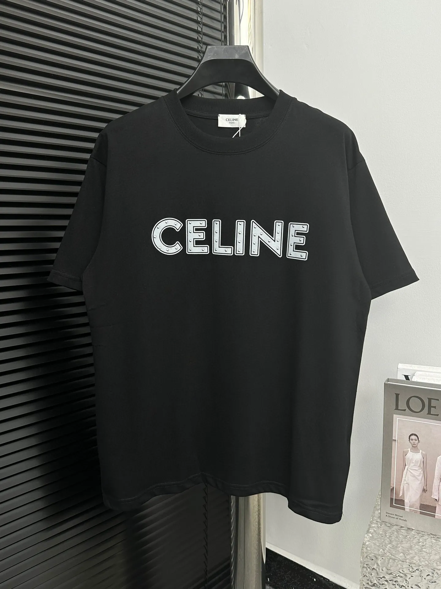 🅿️170 [CELINE] Celine 24ss patched rivet short-sleeved T-shirt. Pure cotton double yarn jersey fabric, custom-dyed in the same cylinder, special thickened 32 pieces double-strand 1×1 rib, laser engraved brand letter logo patch · Hand-made rivets · Imported Tajima embroidery machine heavy patch embroidery process · Double-needle stitching cross-stitch process · Original main mark washed tag moisture-proof paper packaging Color: Black White Size: XS-L