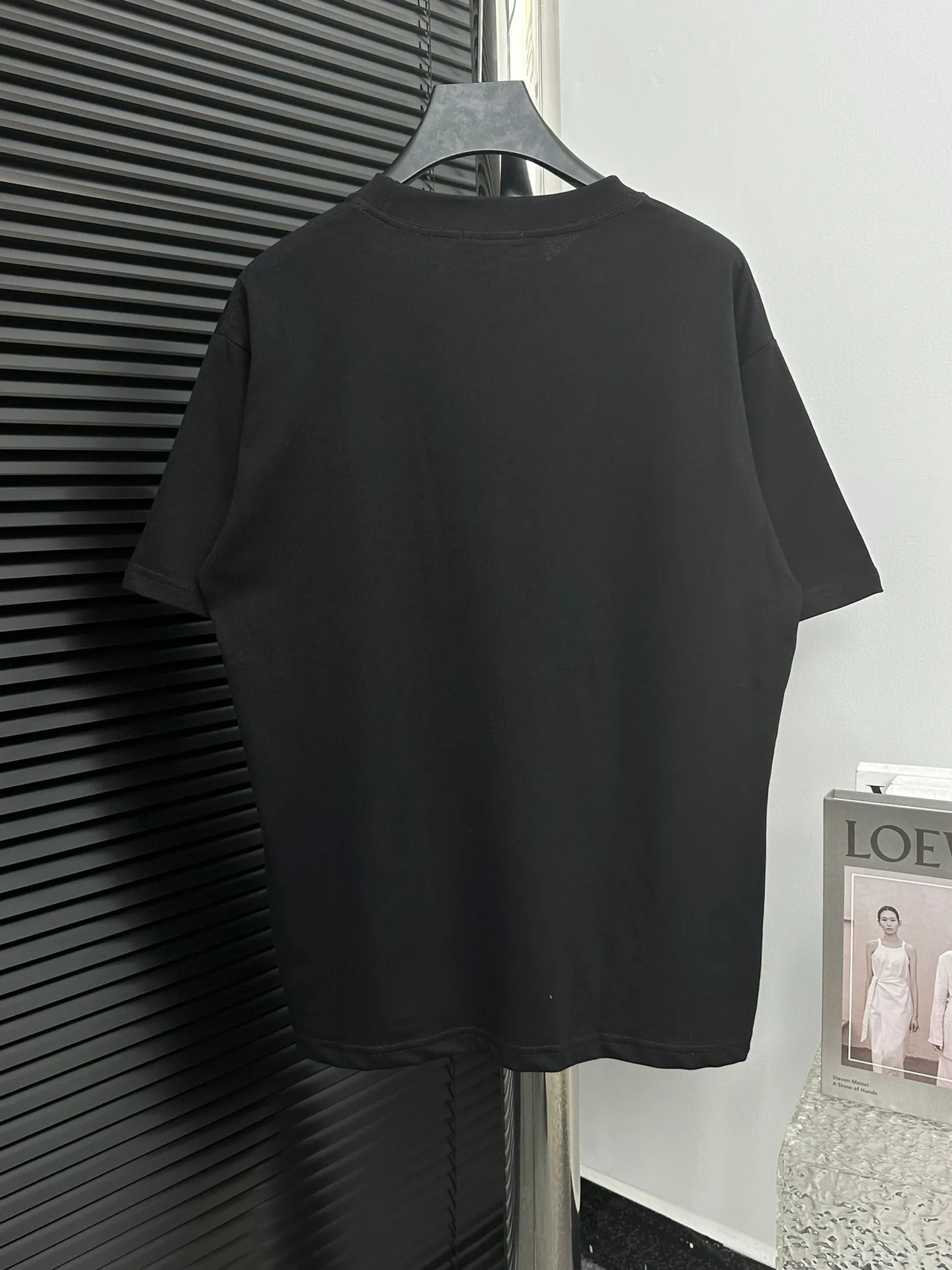 🅿️170 [CELINE] Celine 24ss patched rivet short-sleeved T-shirt. Pure cotton double yarn jersey fabric, custom-dyed in the same cylinder, special thickened 32 pieces double-strand 1×1 rib, laser engraved brand letter logo patch · Hand-made rivets · Imported Tajima embroidery machine heavy patch embroidery process · Double-needle stitching cross-stitch process · Original main mark washed tag moisture-proof paper packaging Color: Black White Size: XS-L