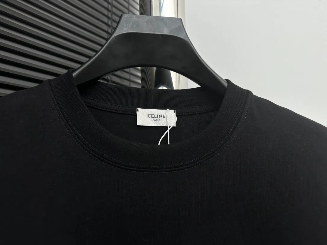 🅿️170 [CELINE] Celine 24ss patched rivet short-sleeved T-shirt. Pure cotton double yarn jersey fabric, custom-dyed in the same cylinder, special thickened 32 pieces double-strand 1×1 rib, laser engraved brand letter logo patch · Hand-made rivets · Imported Tajima embroidery machine heavy patch embroidery process · Double-needle stitching cross-stitch process · Original main mark washed tag moisture-proof paper packaging Color: Black White Size: XS-L