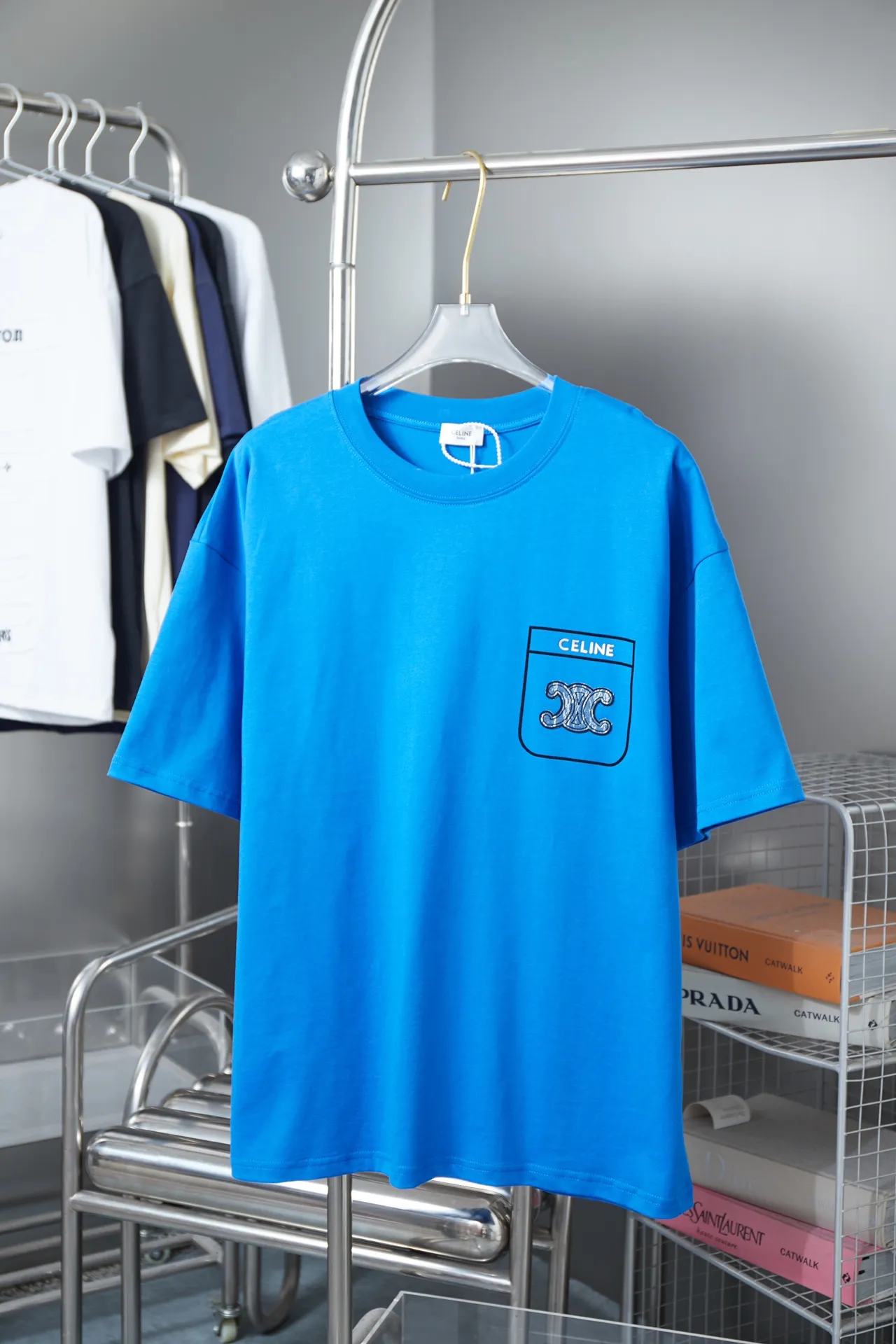 🅿️190 CELIN* 25SS early spring new style Denim letter printed short sleeves Light luxury essential item for daily commuting for men and women Correct version Welcome to compare Detailed features · 320g 100% pure cotton double yarn jersey fabric · Custom dyed in the same cylinder, special thickened 32 count double-strand 1X1 thread · Denim cutting process letter logo printing ➕ thick version small letter logo · Double-needle sewing and cross-seam technology · Original main mark, washed tag, branded moisture-proof paper packaging Color: black/white/pink/blue Size: S/M/L/XL