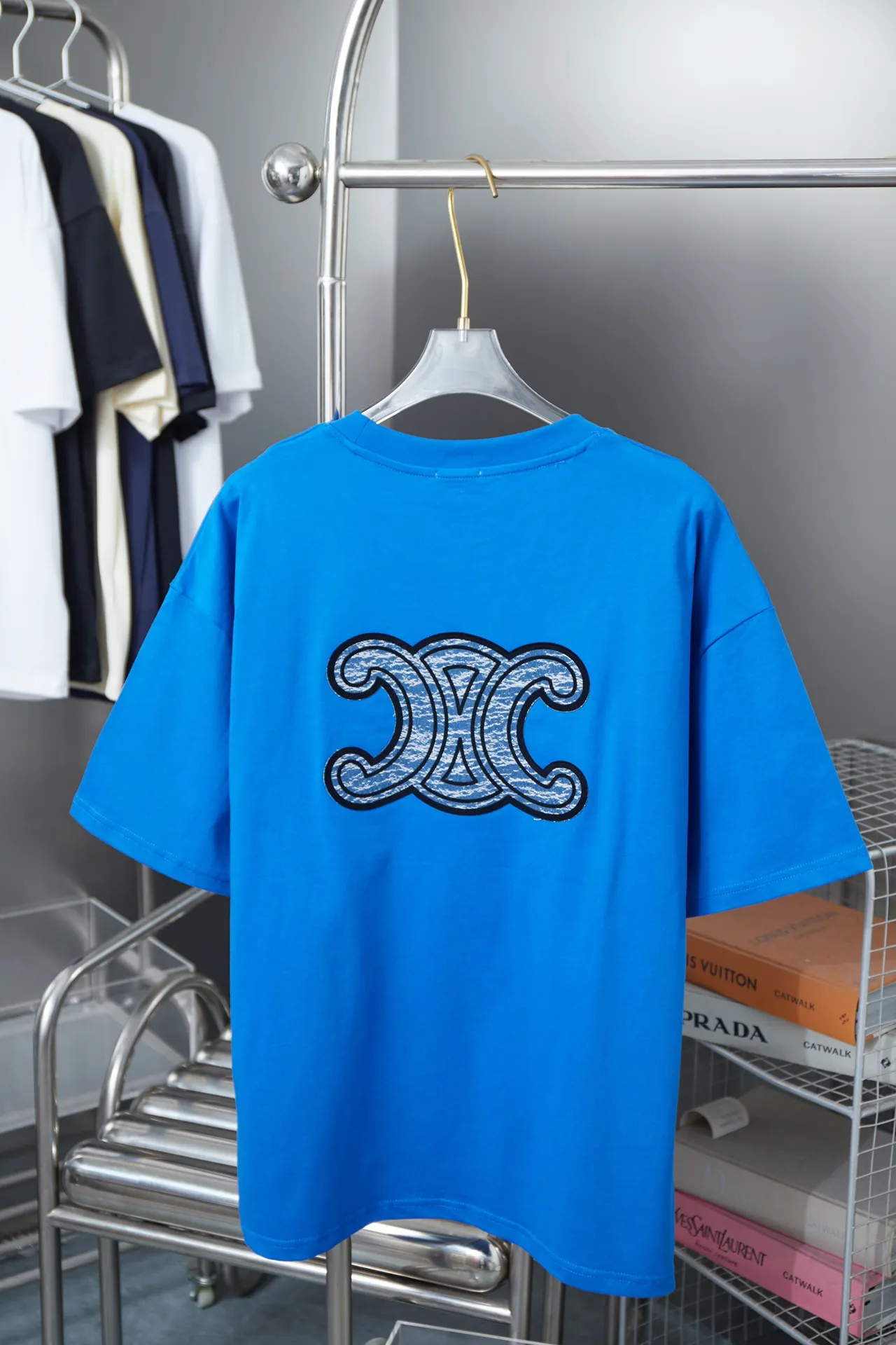 🅿️190 CELIN* 25SS early spring new style Denim letter printed short sleeves Light luxury essential item for daily commuting for men and women Correct version Welcome to compare Detailed features · 320g 100% pure cotton double yarn jersey fabric · Custom dyed in the same cylinder, special thickened 32 count double-strand 1X1 thread · Denim cutting process letter logo printing ➕ thick version small letter logo · Double-needle sewing and cross-seam technology · Original main mark, washed tag, branded moisture-proof paper packaging Color: black/white/pink/blue Size: S/M/L/XL
