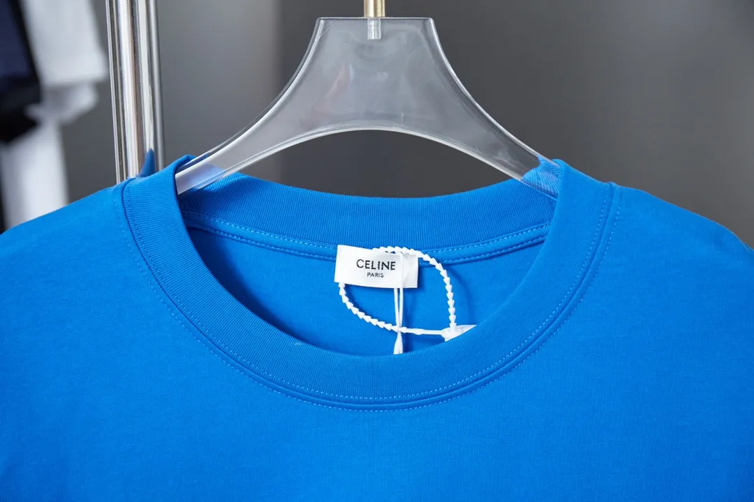 🅿️190 CELIN* 25SS early spring new style Denim letter printed short sleeves Light luxury essential item for daily commuting for men and women Correct version Welcome to compare Detailed features · 320g 100% pure cotton double yarn jersey fabric · Custom dyed in the same cylinder, special thickened 32 count double-strand 1X1 thread · Denim cutting process letter logo printing ➕ thick version small letter logo · Double-needle sewing and cross-seam technology · Original main mark, washed tag, branded moisture-proof paper packaging Color: black/white/pink/blue Size: S/M/L/XL