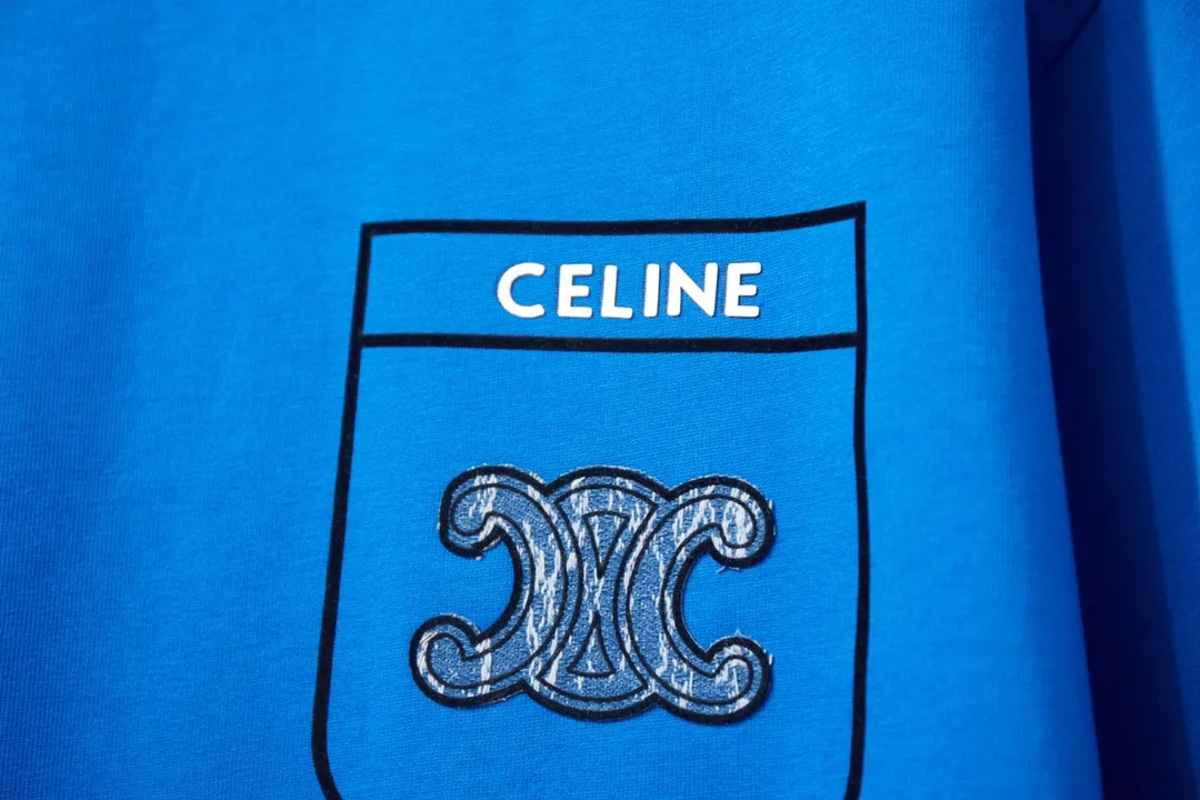🅿️190 CELIN* 25SS early spring new style Denim letter printed short sleeves Light luxury essential item for daily commuting for men and women Correct version Welcome to compare Detailed features · 320g 100% pure cotton double yarn jersey fabric · Custom dyed in the same cylinder, special thickened 32 count double-strand 1X1 thread · Denim cutting process letter logo printing ➕ thick version small letter logo · Double-needle sewing and cross-seam technology · Original main mark, washed tag, branded moisture-proof paper packaging Color: black/white/pink/blue Size: S/M/L/XL