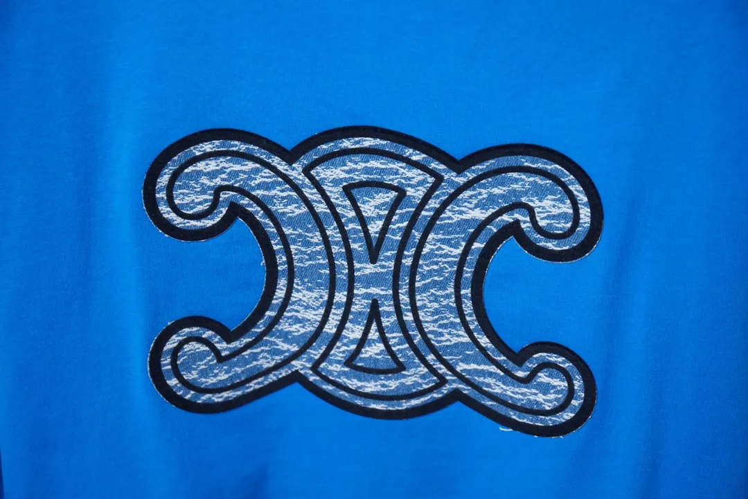 🅿️190 CELIN* 25SS early spring new style Denim letter printed short sleeves Light luxury essential item for daily commuting for men and women Correct version Welcome to compare Detailed features · 320g 100% pure cotton double yarn jersey fabric · Custom dyed in the same cylinder, special thickened 32 count double-strand 1X1 thread · Denim cutting process letter logo printing ➕ thick version small letter logo · Double-needle sewing and cross-seam technology · Original main mark, washed tag, branded moisture-proof paper packaging Color: black/white/pink/blue Size: S/M/L/XL