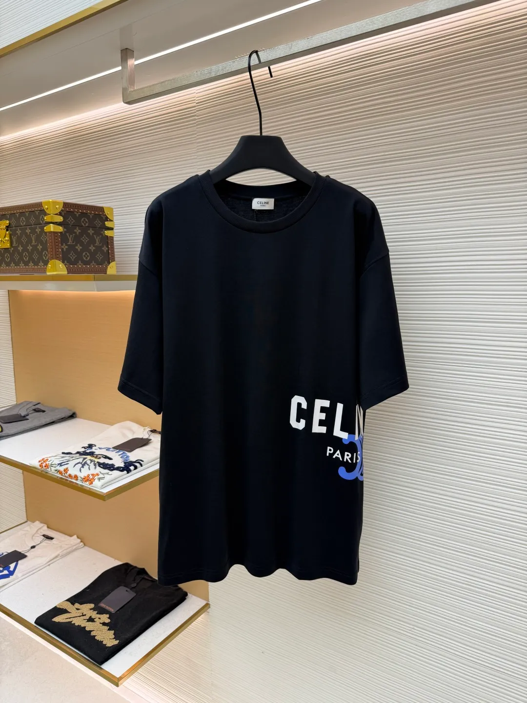 Celine Colorful Triumph Printed Round Neck Short Sleeve ●Original: Purchased and developed by 2508 ●Item No.: 1681880-A05 ●Fabric: long-staple cotton fabric ●Technology: glue printing production ●Color: black ●Version: fitted version ●Weight: about 220 grams ●Size: XS-S-M-L ●Description: Made of 50S double-strand mercerized cotton, weight 165g; with 32S 1×1 pull frame thread, 300g. The finer the yarn and the higher the count, the softer, smoother and finer the resulting fabric is usually. Two yarns are used and twisted together. Doing so can enhance the strength and durability of the fabric and give it a fuller feel. Cotton fibers are treated with concentrated caustic soda solution to smooth the fiber surface and increase the gloss and softness of the fabric. High-quality environmentally friendly elastic glue not only has good printing performance and adhesion, but also ensures the clarity and color brightness of the printed pattern. With excellent elasticity and environmental protection properties, it can form lasting and bright printing effects on various fabrics. The advantage of this process is that the color saturation is extremely high, which can achieve bright and bright visual effects, and is especially suitable for covering dark fabrics; the pattern has a distinct touch and a unique texture; and because the slurry seals the fibers, it is more resistant to washing and wear than ordinary dye printing. The overall wiring is straight and delicate, the fabric is comfortable and soft, and the color is consistent without color difference. It can be matched with the same style to create a fashionable look and control various occasions. Customized accessories, complete with three standards, same style for men and women!