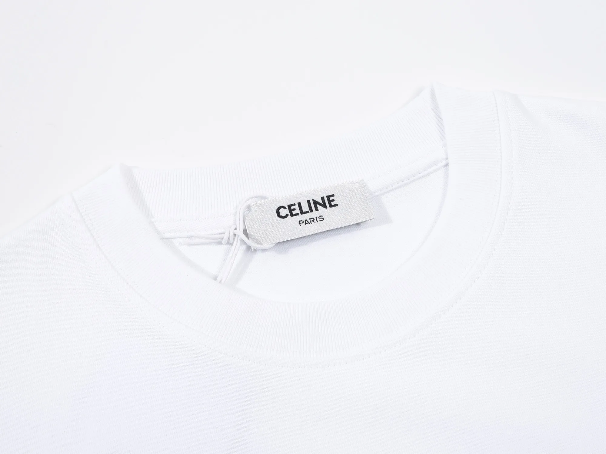🅿️160 Celin* Celine printed letters‼ ️Short-sleeved T-shirt® *Customized 280g cotton fabric, the fabric is soft, skin-friendly and comfortable *Laminated letter logo on the front *A very simple and elegant one that is unparalleled in terms of upper body comfort, interpreting your luxury and taste, and creating your fashionable charm. ⚠️Washing method: It is recommended to dry clean or wrap the reverse side in a laundry bag and machine wash it quickly in cold water and let it dry naturally! ⚠️ Unisex style 𝐂𝐎𝐋𝐎𝐔𝐑: White Black 𝐒𝐈𝐙𝐄: S-XL