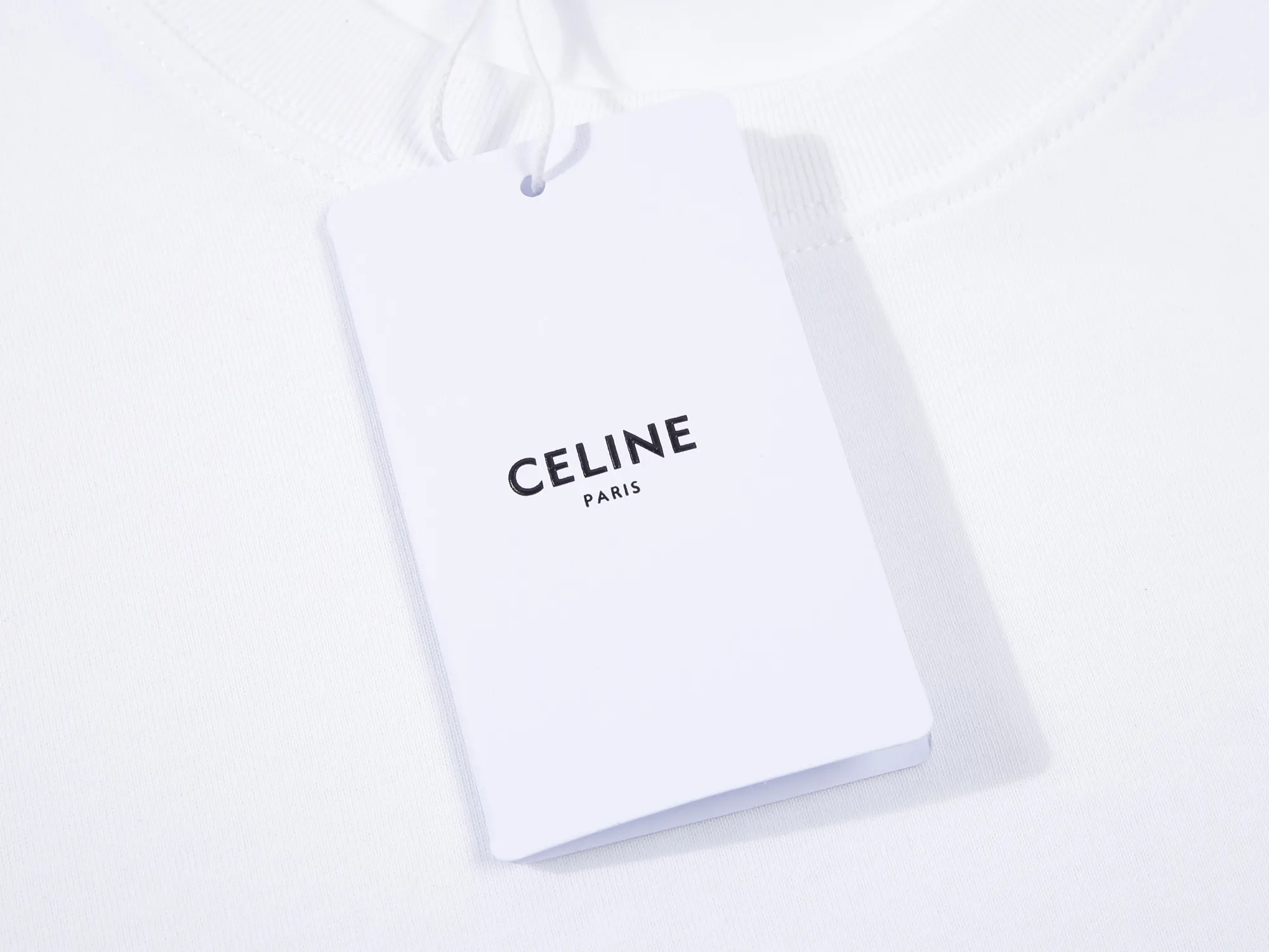 🅿️160 Celin* Celine printed letters‼ ️Short-sleeved T-shirt® *Customized 280g cotton fabric, the fabric is soft, skin-friendly and comfortable *Laminated letter logo on the front *A very simple and elegant one that is unparalleled in terms of upper body comfort, interpreting your luxury and taste, and creating your fashionable charm. ⚠️Washing method: It is recommended to dry clean or wrap the reverse side in a laundry bag and machine wash it quickly in cold water and let it dry naturally! ⚠️ Unisex style 𝐂𝐎𝐋𝐎𝐔𝐑: White Black 𝐒𝐈𝐙𝐄: S-XL