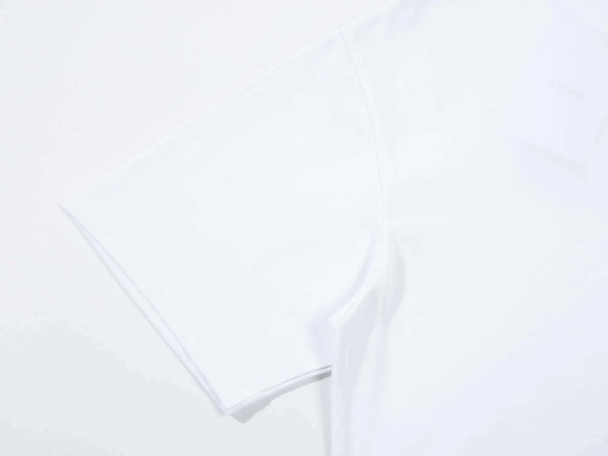 🅿️160 Celin* Celine printed letters‼ ️Short-sleeved T-shirt® *Customized 280g cotton fabric, the fabric is soft, skin-friendly and comfortable *Laminated letter logo on the front *A very simple and elegant one that is unparalleled in terms of upper body comfort, interpreting your luxury and taste, and creating your fashionable charm. ⚠️Washing method: It is recommended to dry clean or wrap the reverse side in a laundry bag and machine wash it quickly in cold water and let it dry naturally! ⚠️ Unisex style 𝐂𝐎𝐋𝐎𝐔𝐑: White Black 𝐒𝐈𝐙𝐄: S-XL