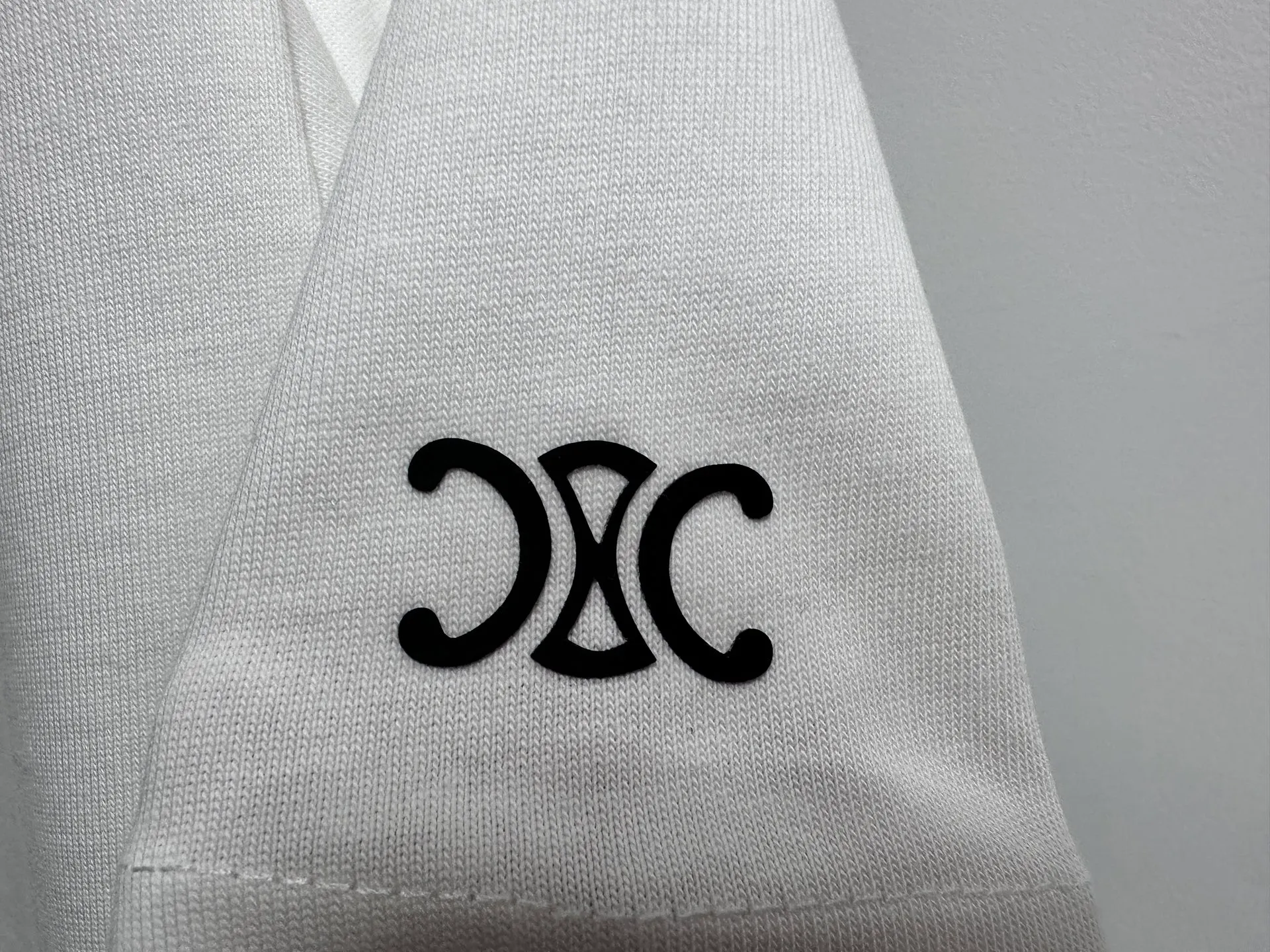 🅿️170 [CELINE] Celine letter logo printed couple's short-sleeved T-shirt. Made of high-cost 280g double-ply double-yarn pure cotton fabric. Thick and wide. Three-dimensional os tailoring. Fashionable and versatile. The same style as the Internet celebrity. Craftsmanship. Simplicity reveals a fashionable atmosphere. Same style for men and women. Original main wheat washed tag moisture-proof paper packaging👍 Color: black white Size: XS-L