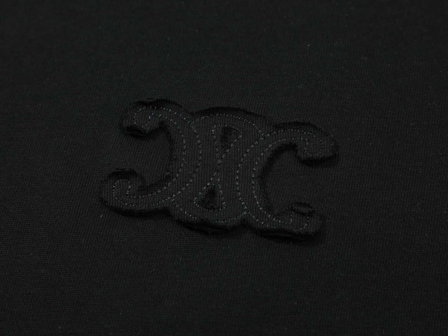 🅿️170 Celin* Celin LOGO embroidery stickers with hand-cut letters‼ ️Short-sleeved T-shirt® *Customized 280g cotton fabric, the fabric is soft, skin-friendly and comfortable *Laminated letter logo on the front *A very simple and elegant one that is unparalleled in terms of upper body comfort, interpreting your luxury and taste, and creating your fashionable charm. ⚠️Washing method: It is recommended to dry clean or wrap the reverse side in a laundry bag and machine wash it quickly in cold water and let it dry naturally! ⚠️ Unisex style 𝐂𝐎𝐋𝐎𝐔𝐑: White Black 𝐒𝐈𝐙𝐄: S-XL