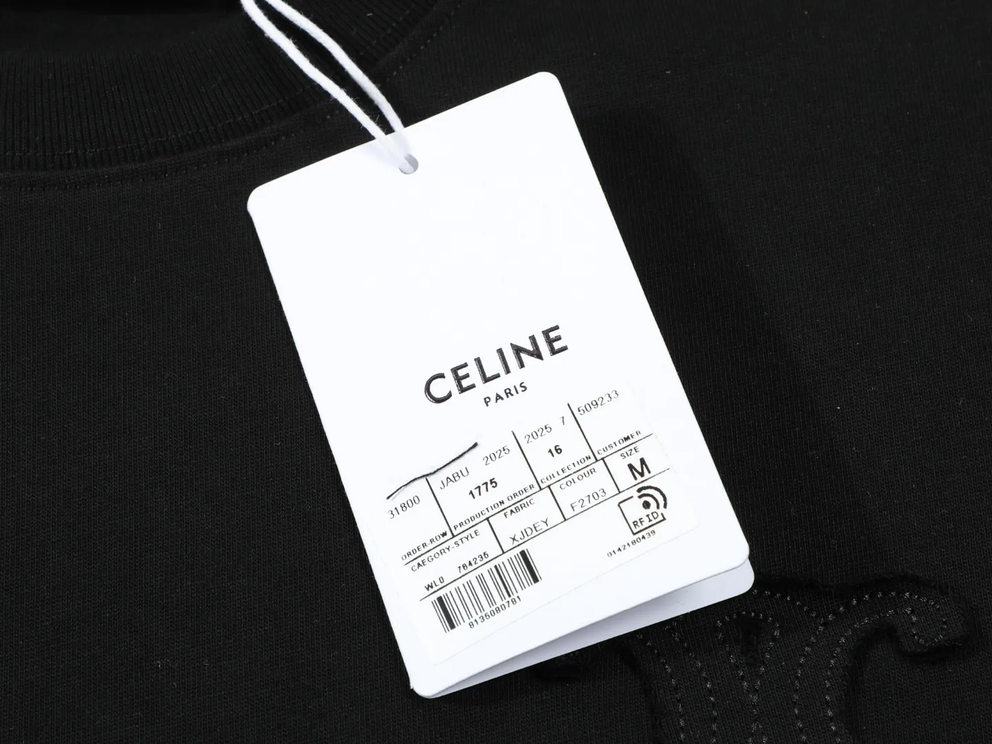 🅿️170 Celin* Celin LOGO embroidery stickers with hand-cut letters‼ ️Short-sleeved T-shirt® *Customized 280g cotton fabric, the fabric is soft, skin-friendly and comfortable *Laminated letter logo on the front *A very simple and elegant one that is unparalleled in terms of upper body comfort, interpreting your luxury and taste, and creating your fashionable charm. ⚠️Washing method: It is recommended to dry clean or wrap the reverse side in a laundry bag and machine wash it quickly in cold water and let it dry naturally! ⚠️ Unisex style 𝐂𝐎𝐋𝐎𝐔𝐑: White Black 𝐒𝐈𝐙𝐄: S-XL