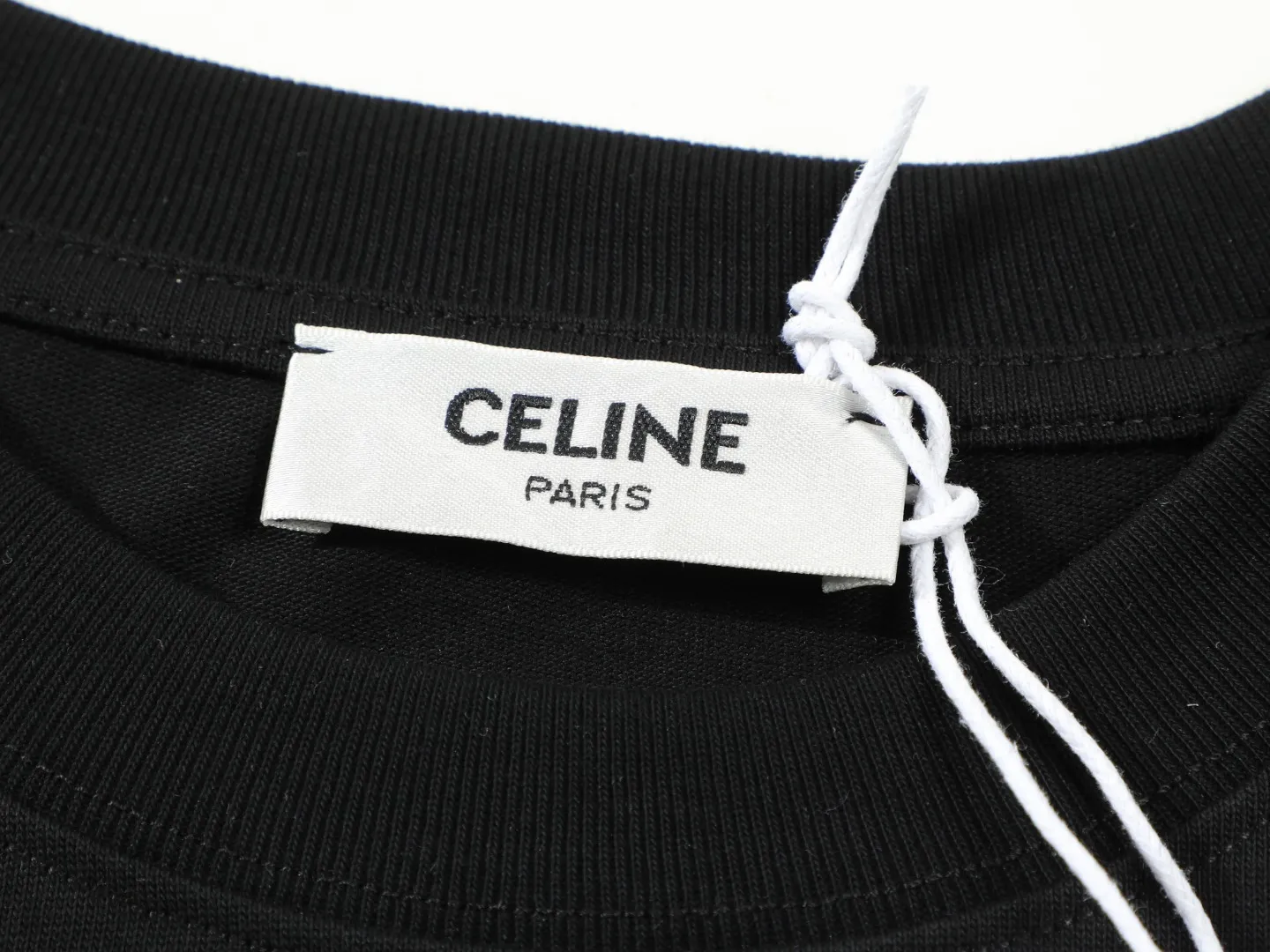 🅿️170 Celin* Celin LOGO embroidery stickers with hand-cut letters‼ ️Short-sleeved T-shirt® *Customized 280g cotton fabric, the fabric is soft, skin-friendly and comfortable *Laminated letter logo on the front *A very simple and elegant one that is unparalleled in terms of upper body comfort, interpreting your luxury and taste, and creating your fashionable charm. ⚠️Washing method: It is recommended to dry clean or wrap the reverse side in a laundry bag and machine wash it quickly in cold water and let it dry naturally! ⚠️ Unisex style 𝐂𝐎𝐋𝐎𝐔𝐑: White Black 𝐒𝐈𝐙𝐄: S-XL