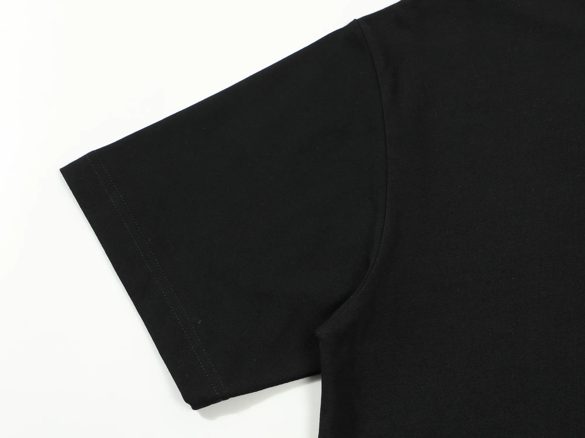 🅿️170 Celin* Celin LOGO embroidery stickers with hand-cut letters‼ ️Short-sleeved T-shirt® *Customized 280g cotton fabric, the fabric is soft, skin-friendly and comfortable *Laminated letter logo on the front *A very simple and elegant one that is unparalleled in terms of upper body comfort, interpreting your luxury and taste, and creating your fashionable charm. ⚠️Washing method: It is recommended to dry clean or wrap the reverse side in a laundry bag and machine wash it quickly in cold water and let it dry naturally! ⚠️ Unisex style 𝐂𝐎𝐋𝐎𝐔𝐑: White Black 𝐒𝐈𝐙𝐄: S-XL