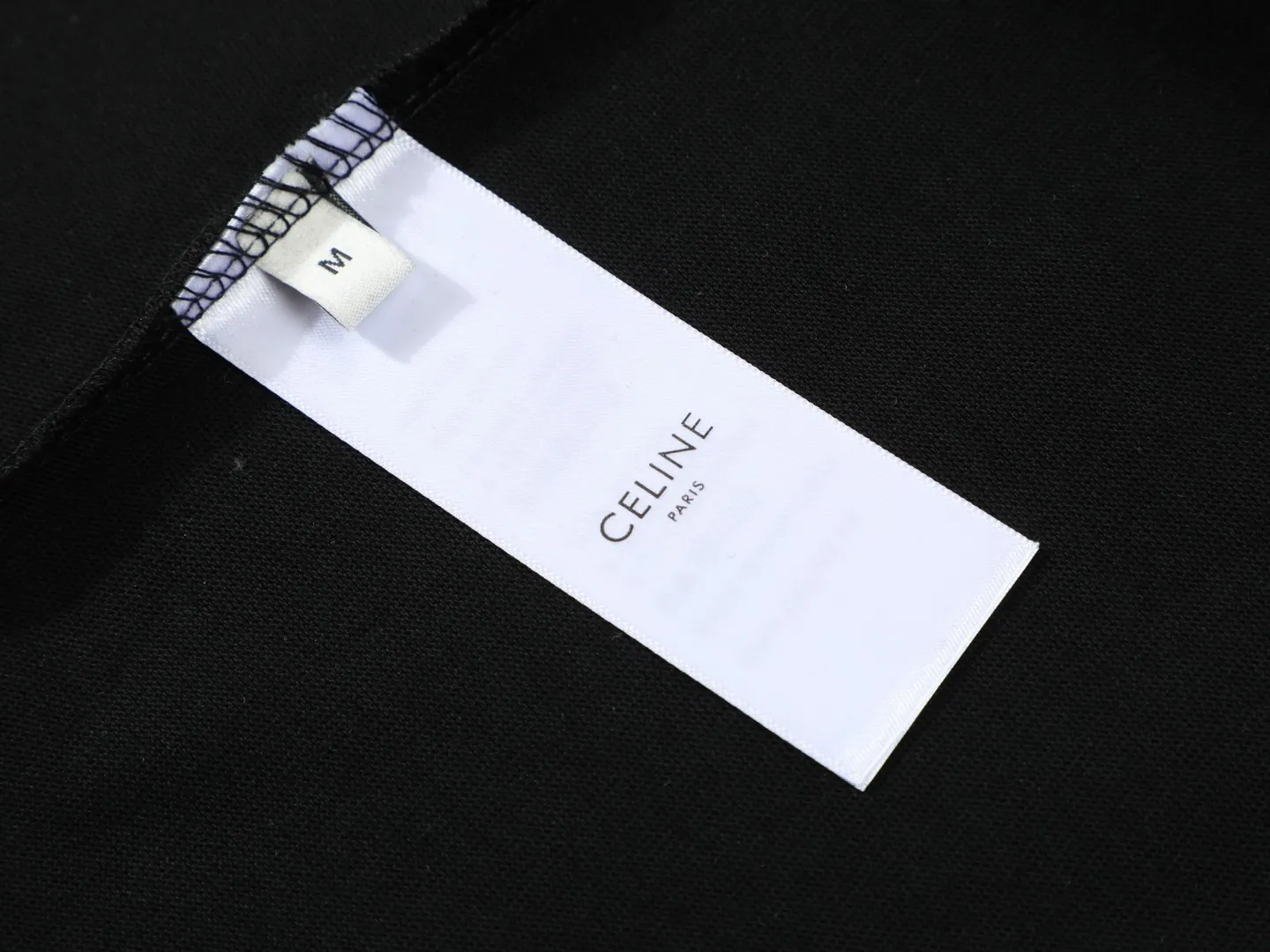🅿️170 Celin* Celin LOGO embroidery stickers with hand-cut letters‼ ️Short-sleeved T-shirt® *Customized 280g cotton fabric, the fabric is soft, skin-friendly and comfortable *Laminated letter logo on the front *A very simple and elegant one that is unparalleled in terms of upper body comfort, interpreting your luxury and taste, and creating your fashionable charm. ⚠️Washing method: It is recommended to dry clean or wrap the reverse side in a laundry bag and machine wash it quickly in cold water and let it dry naturally! ⚠️ Unisex style 𝐂𝐎𝐋𝐎𝐔𝐑: White Black 𝐒𝐈𝐙𝐄: S-XL
