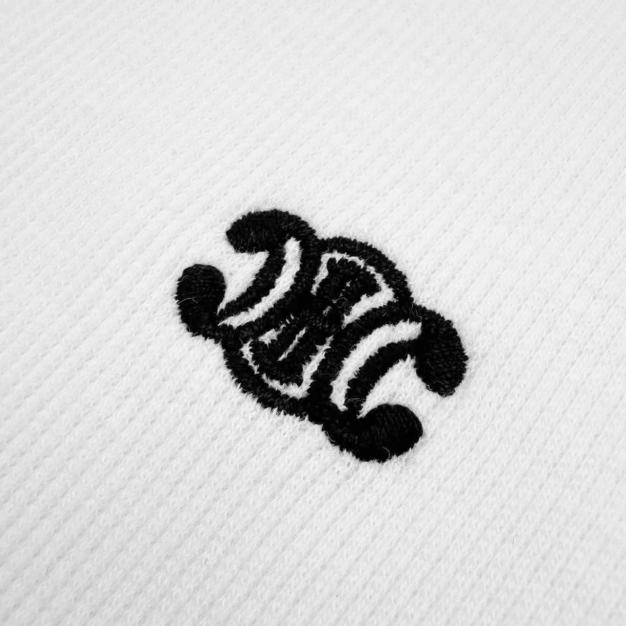 🅿️310 [Exclusive supply] Celine Arc de Triomphe embroidered knitted long sleeves (white). Original purchase and development of 5,900. The fabric is made of custom-made elastic and tough cotton knitted silk. It is soft and smooth, comfortable and skin-friendly. It is based on pure and simple white. The iconic Celine Arc de Triomphe embroidery is embroidered on the chest. It is lifelike and highly recognizable. The classic Henry collar shape and three buttons are neatly arranged, adding a touch of retro charm to the simple body. Showing elegant style, minimalist elegance, natural craftsmanship, using imported machine embroidery technology, using advanced computer control systems and precision mechanical components to realize the Arc de Triomphe embroidery operation with high precision, smooth and delicate lines, and the fabrics have been washed, with better hand feel and texture, not easy to deform, not easy to shrink, not easy to fade, and maintain long-term beauty. Size:S/M/L/XL