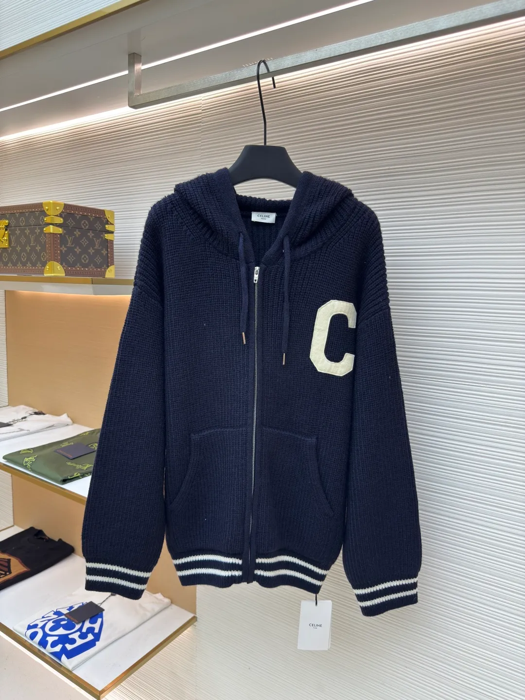 Celine bubble cotton Zhangzi woolen jacket ●Authentic product: 18000 purchased and developed ●Item number: 1680568-C75 ●Fabric: bubble cotton fabric ●Technology: woolen fabric ●Version: fitted version ●Weight: about 1305 grams ●Size: XS-S-M-L ●Description: The wool material is made of 80% fully combed cotton yarn, which is colored and dyed 1:1 according to the original version. The color similarity is as high as 95%. From a technical point of view, combed cotton will clean out excess impurities during the production process, making the woven items look smoother and high-end. Compared with pure cotton, combed cotton is less prone to fluffing and pilling; pure cotton clothes are good, but for many people, although cotton is not easy to pill, it is easy to shrink and deform; compared with pure cotton fabrics, combed cotton fabrics are more comfortable and breathable, but the texture, washability, deformation resistance and durability of combed cotton fabrics are much higher than those of pure cotton, and the texture of combed cotton fabrics is finer than that of ordinary pure cotton. While the unit price of the yarn is high, the quality is also higher; the weight, thickness, density, and similarity of the clothes are 99%, which is different from the beggar's version on the market that only cuts corners. Although the beggar's version is cheaper by dozens of dollars, it cuts corners everywhere. The clothes are light, textureless, and feel cheap. Even the stitching of the pieces is completely different from the original; the English letters on the front and back are made of foam cotton accessories and are hand-operated on a flat car. The overall wiring is straight and delicate, the fabric is comfortable and soft, and the color is consistent without color difference. It can be matched with the same style to create a fashionable look and control various occasions. Customized accessories, complete with three standards, same style for men and women!