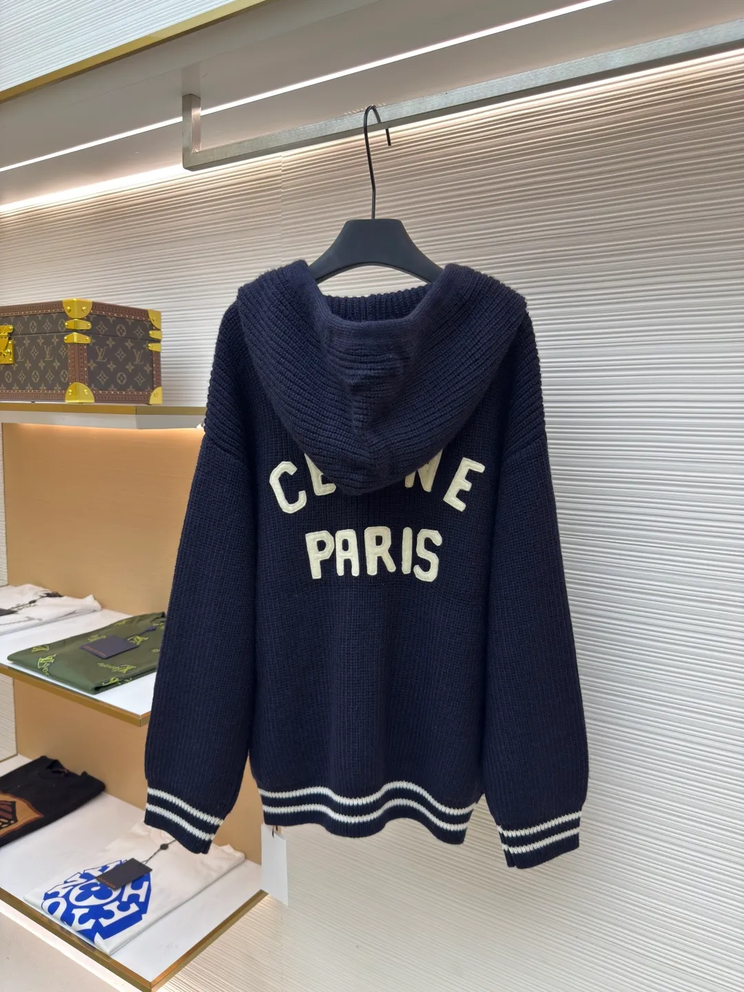 Celine bubble cotton Zhangzi woolen jacket ●Authentic product: 18000 purchased and developed ●Item number: 1680568-C75 ●Fabric: bubble cotton fabric ●Technology: woolen fabric ●Version: fitted version ●Weight: about 1305 grams ●Size: XS-S-M-L ●Description: The wool material is made of 80% fully combed cotton yarn, which is colored and dyed 1:1 according to the original version. The color similarity is as high as 95%. From a technical point of view, combed cotton will clean out excess impurities during the production process, making the woven items look smoother and high-end. Compared with pure cotton, combed cotton is less prone to fluffing and pilling; pure cotton clothes are good, but for many people, although cotton is not easy to pill, it is easy to shrink and deform; compared with pure cotton fabrics, combed cotton fabrics are more comfortable and breathable, but the texture, washability, deformation resistance and durability of combed cotton fabrics are much higher than those of pure cotton, and the texture of combed cotton fabrics is finer than that of ordinary pure cotton. While the unit price of the yarn is high, the quality is also higher; the weight, thickness, density, and similarity of the clothes are 99%, which is different from the beggar's version on the market that only cuts corners. Although the beggar's version is cheaper by dozens of dollars, it cuts corners everywhere. The clothes are light, textureless, and feel cheap. Even the stitching of the pieces is completely different from the original; the English letters on the front and back are made of foam cotton accessories and are hand-operated on a flat car. The overall wiring is straight and delicate, the fabric is comfortable and soft, and the color is consistent without color difference. It can be matched with the same style to create a fashionable look and control various occasions. Customized accessories, complete with three standards, same style for men and women!