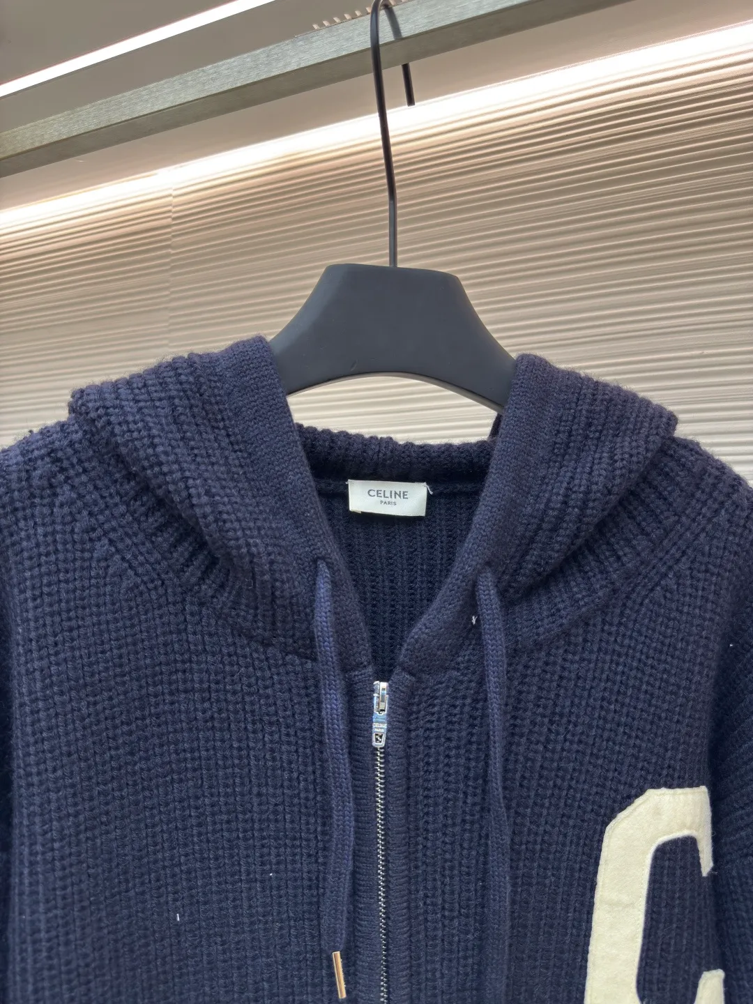 Celine bubble cotton Zhangzi woolen jacket ●Authentic product: 18000 purchased and developed ●Item number: 1680568-C75 ●Fabric: bubble cotton fabric ●Technology: woolen fabric ●Version: fitted version ●Weight: about 1305 grams ●Size: XS-S-M-L ●Description: The wool material is made of 80% fully combed cotton yarn, which is colored and dyed 1:1 according to the original version. The color similarity is as high as 95%. From a technical point of view, combed cotton will clean out excess impurities during the production process, making the woven items look smoother and high-end. Compared with pure cotton, combed cotton is less prone to fluffing and pilling; pure cotton clothes are good, but for many people, although cotton is not easy to pill, it is easy to shrink and deform; compared with pure cotton fabrics, combed cotton fabrics are more comfortable and breathable, but the texture, washability, deformation resistance and durability of combed cotton fabrics are much higher than those of pure cotton, and the texture of combed cotton fabrics is finer than that of ordinary pure cotton. While the unit price of the yarn is high, the quality is also higher; the weight, thickness, density, and similarity of the clothes are 99%, which is different from the beggar's version on the market that only cuts corners. Although the beggar's version is cheaper by dozens of dollars, it cuts corners everywhere. The clothes are light, textureless, and feel cheap. Even the stitching of the pieces is completely different from the original; the English letters on the front and back are made of foam cotton accessories and are hand-operated on a flat car. The overall wiring is straight and delicate, the fabric is comfortable and soft, and the color is consistent without color difference. It can be matched with the same style to create a fashionable look and control various occasions. Customized accessories, complete with three standards, same style for men and women!