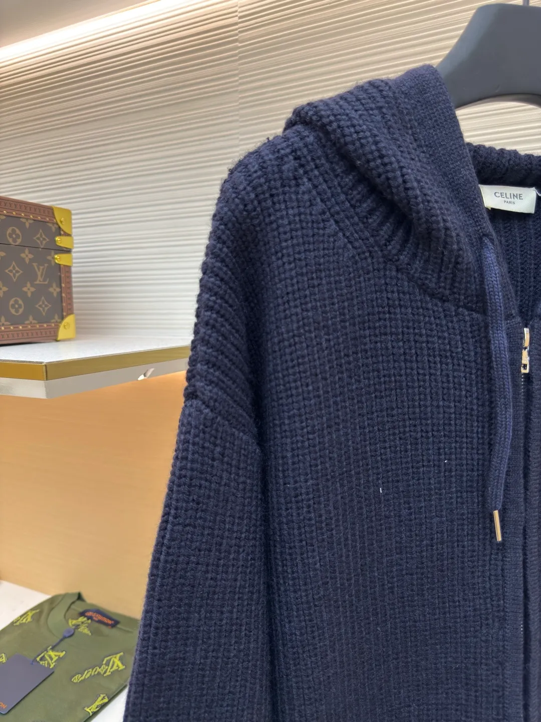 Celine bubble cotton Zhangzi woolen jacket ●Authentic product: 18000 purchased and developed ●Item number: 1680568-C75 ●Fabric: bubble cotton fabric ●Technology: woolen fabric ●Version: fitted version ●Weight: about 1305 grams ●Size: XS-S-M-L ●Description: The wool material is made of 80% fully combed cotton yarn, which is colored and dyed 1:1 according to the original version. The color similarity is as high as 95%. From a technical point of view, combed cotton will clean out excess impurities during the production process, making the woven items look smoother and high-end. Compared with pure cotton, combed cotton is less prone to fluffing and pilling; pure cotton clothes are good, but for many people, although cotton is not easy to pill, it is easy to shrink and deform; compared with pure cotton fabrics, combed cotton fabrics are more comfortable and breathable, but the texture, washability, deformation resistance and durability of combed cotton fabrics are much higher than those of pure cotton, and the texture of combed cotton fabrics is finer than that of ordinary pure cotton. While the unit price of the yarn is high, the quality is also higher; the weight, thickness, density, and similarity of the clothes are 99%, which is different from the beggar's version on the market that only cuts corners. Although the beggar's version is cheaper by dozens of dollars, it cuts corners everywhere. The clothes are light, textureless, and feel cheap. Even the stitching of the pieces is completely different from the original; the English letters on the front and back are made of foam cotton accessories and are hand-operated on a flat car. The overall wiring is straight and delicate, the fabric is comfortable and soft, and the color is consistent without color difference. It can be matched with the same style to create a fashionable look and control various occasions. Customized accessories, complete with three standards, same style for men and women!