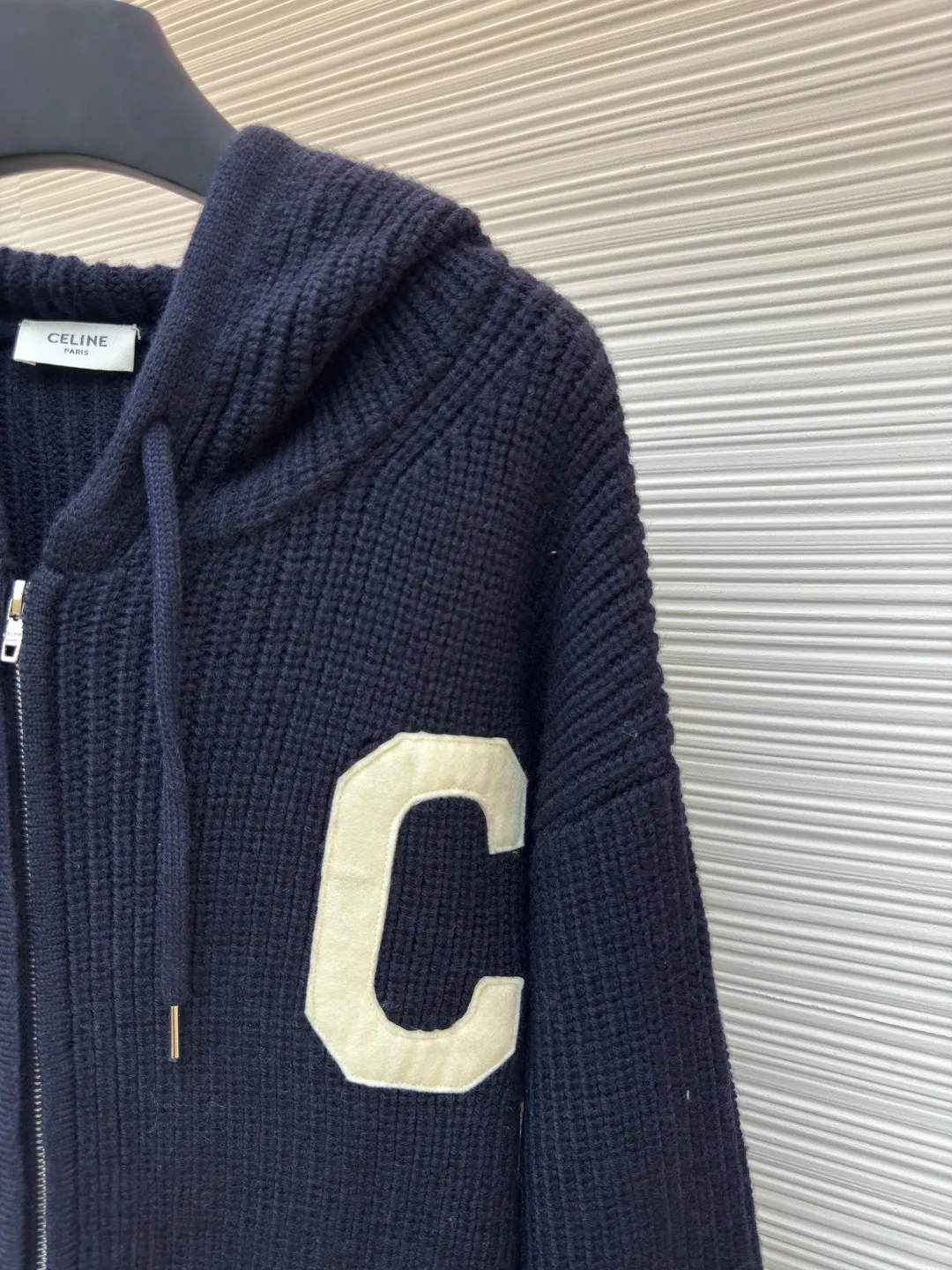 Celine bubble cotton Zhangzi woolen jacket ●Authentic product: 18000 purchased and developed ●Item number: 1680568-C75 ●Fabric: bubble cotton fabric ●Technology: woolen fabric ●Version: fitted version ●Weight: about 1305 grams ●Size: XS-S-M-L ●Description: The wool material is made of 80% fully combed cotton yarn, which is colored and dyed 1:1 according to the original version. The color similarity is as high as 95%. From a technical point of view, combed cotton will clean out excess impurities during the production process, making the woven items look smoother and high-end. Compared with pure cotton, combed cotton is less prone to fluffing and pilling; pure cotton clothes are good, but for many people, although cotton is not easy to pill, it is easy to shrink and deform; compared with pure cotton fabrics, combed cotton fabrics are more comfortable and breathable, but the texture, washability, deformation resistance and durability of combed cotton fabrics are much higher than those of pure cotton, and the texture of combed cotton fabrics is finer than that of ordinary pure cotton. While the unit price of the yarn is high, the quality is also higher; the weight, thickness, density, and similarity of the clothes are 99%, which is different from the beggar's version on the market that only cuts corners. Although the beggar's version is cheaper by dozens of dollars, it cuts corners everywhere. The clothes are light, textureless, and feel cheap. Even the stitching of the pieces is completely different from the original; the English letters on the front and back are made of foam cotton accessories and are hand-operated on a flat car. The overall wiring is straight and delicate, the fabric is comfortable and soft, and the color is consistent without color difference. It can be matched with the same style to create a fashionable look and control various occasions. Customized accessories, complete with three standards, same style for men and women!