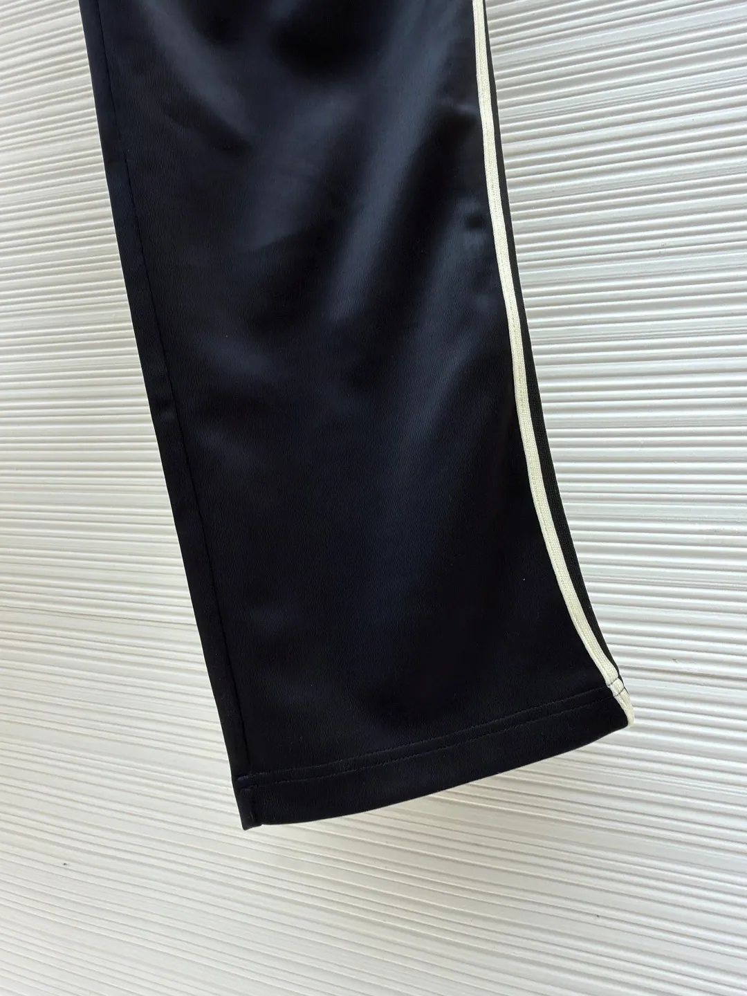 Celine side webbing spliced ​​trousers ●Original version: Purchased and developed for 4999 ●Item number: 1681406-B05 ●Material: pure cotton fabric ●Technology: webbing production ●Color: black ●Version: fitted version ●Weight: about 475 grams ●Size: XS-S-M-L ●Description: This trousers is made of high-quality smooth fabric, with a crisp texture and good drape. The waist has a drawstring design and an elastic elastic band, which can flexibly adjust the waist circumference to suit different body shapes. The white stripes on the side are made of precision sewing technology and are smoothly connected to the black trousers, with straight and smooth lines. The "CELINE" brand logo on the trousers is three-dimensional embroidery, with fine and even stitching and a strong three-dimensional effect. The overall cut is a straight version, neat and elegant, comfortable and unrestricted to wear. From fabric selection to embroidery and splicing technology, every detail reflects the brand's strict control of quality. It integrates casual sports style with high-end fashion technology, which not only has brand recognition, but also ensures the practicality and fashion sense of wearing. The overall wiring is straight and delicate, the fabric is comfortable and soft, and the color is consistent without color difference. It can be matched with the same style to create a fashionable look and control various occasions. Customized accessories, complete with three standards, same style for men and women!