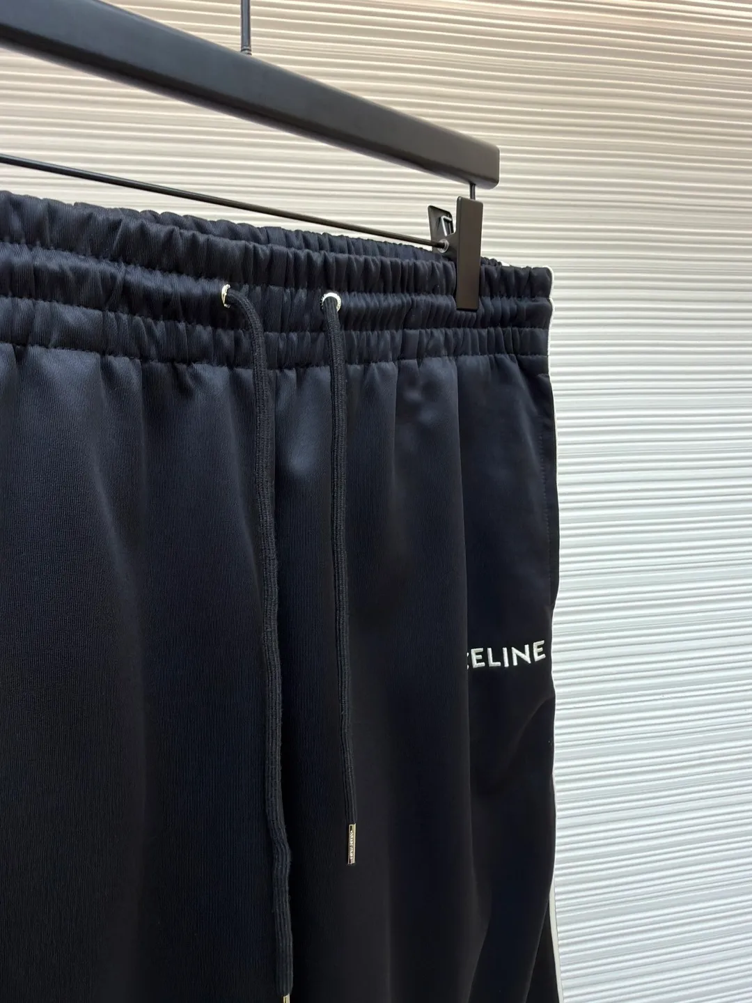 Celine side webbing spliced ​​trousers ●Original version: Purchased and developed for 4999 ●Item number: 1681406-B05 ●Material: pure cotton fabric ●Technology: webbing production ●Color: black ●Version: fitted version ●Weight: about 475 grams ●Size: XS-S-M-L ●Description: This trousers is made of high-quality smooth fabric, with a crisp texture and good drape. The waist has a drawstring design and an elastic elastic band, which can flexibly adjust the waist circumference to suit different body shapes. The white stripes on the side are made of precision sewing technology and are smoothly connected to the black trousers, with straight and smooth lines. The "CELINE" brand logo on the trousers is three-dimensional embroidery, with fine and even stitching and a strong three-dimensional effect. The overall cut is a straight version, neat and elegant, comfortable and unrestricted to wear. From fabric selection to embroidery and splicing technology, every detail reflects the brand's strict control of quality. It integrates casual sports style with high-end fashion technology, which not only has brand recognition, but also ensures the practicality and fashion sense of wearing. The overall wiring is straight and delicate, the fabric is comfortable and soft, and the color is consistent without color difference. It can be matched with the same style to create a fashionable look and control various occasions. Customized accessories, complete with three standards, same style for men and women!