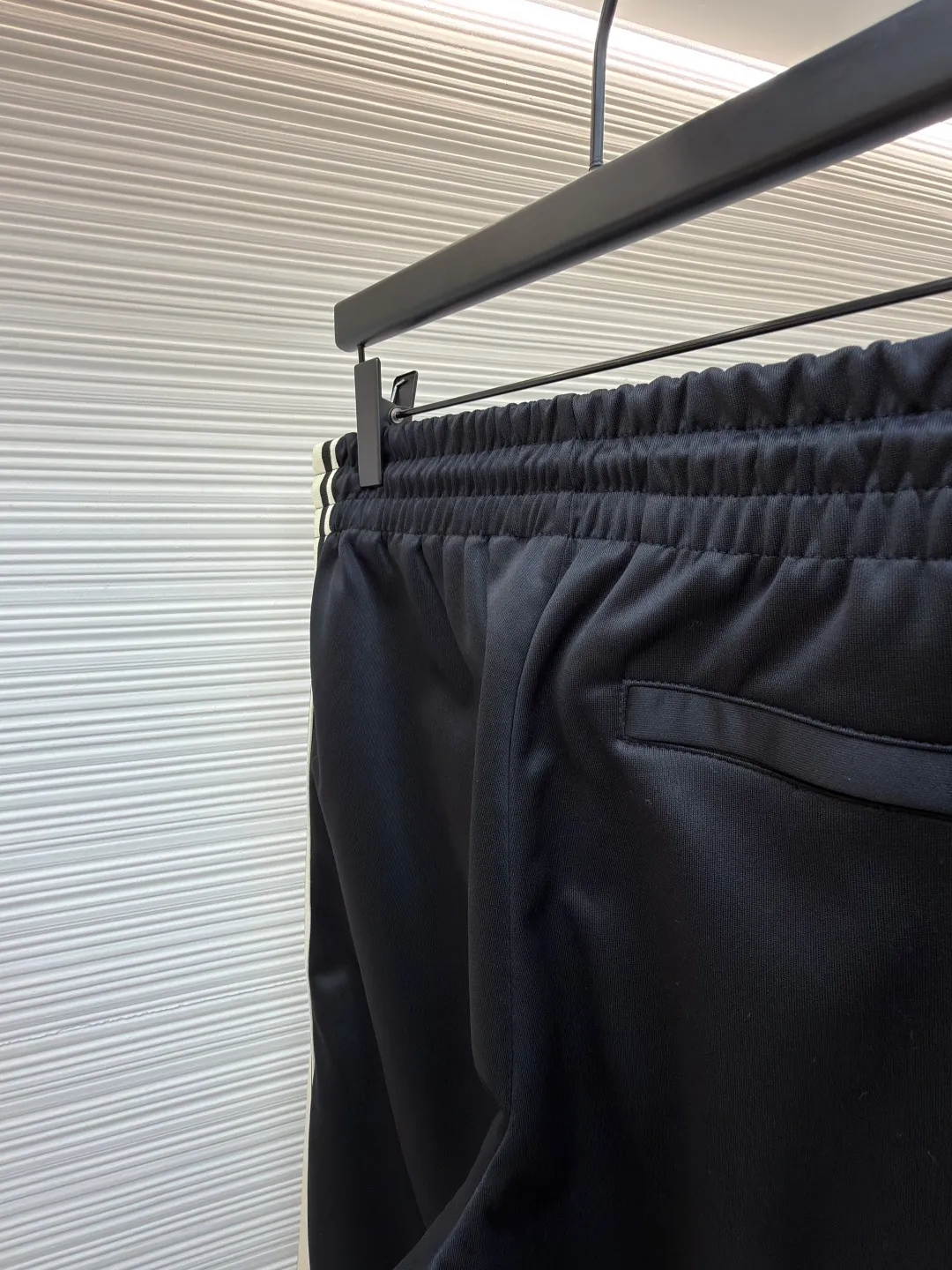 Celine side webbing spliced ​​trousers ●Original version: Purchased and developed for 4999 ●Item number: 1681406-B05 ●Material: pure cotton fabric ●Technology: webbing production ●Color: black ●Version: fitted version ●Weight: about 475 grams ●Size: XS-S-M-L ●Description: This trousers is made of high-quality smooth fabric, with a crisp texture and good drape. The waist has a drawstring design and an elastic elastic band, which can flexibly adjust the waist circumference to suit different body shapes. The white stripes on the side are made of precision sewing technology and are smoothly connected to the black trousers, with straight and smooth lines. The "CELINE" brand logo on the trousers is three-dimensional embroidery, with fine and even stitching and a strong three-dimensional effect. The overall cut is a straight version, neat and elegant, comfortable and unrestricted to wear. From fabric selection to embroidery and splicing technology, every detail reflects the brand's strict control of quality. It integrates casual sports style with high-end fashion technology, which not only has brand recognition, but also ensures the practicality and fashion sense of wearing. The overall wiring is straight and delicate, the fabric is comfortable and soft, and the color is consistent without color difference. It can be matched with the same style to create a fashionable look and control various occasions. Customized accessories, complete with three standards, same style for men and women!
